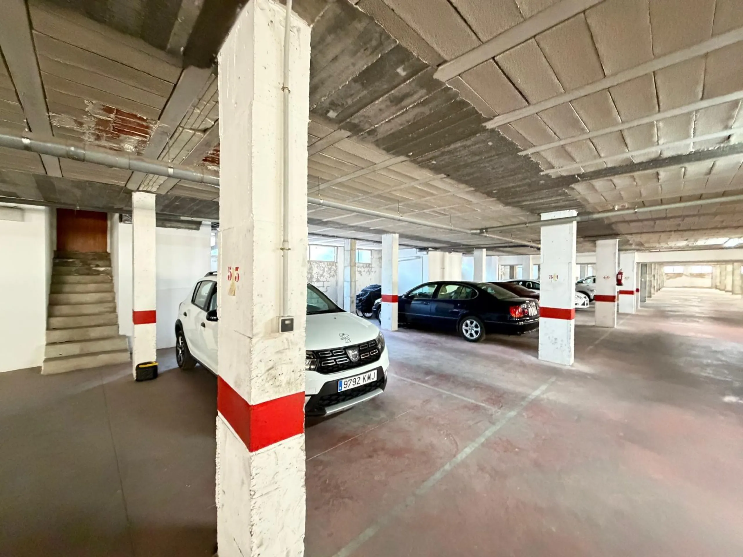 COMMERCIAL SPACE FOR SALE OF 2,800 M2 WITH 60 PARKING SPACES. 3 STORAGE ROOMS. AND TWO LOCALS IN TORREVIEJA.