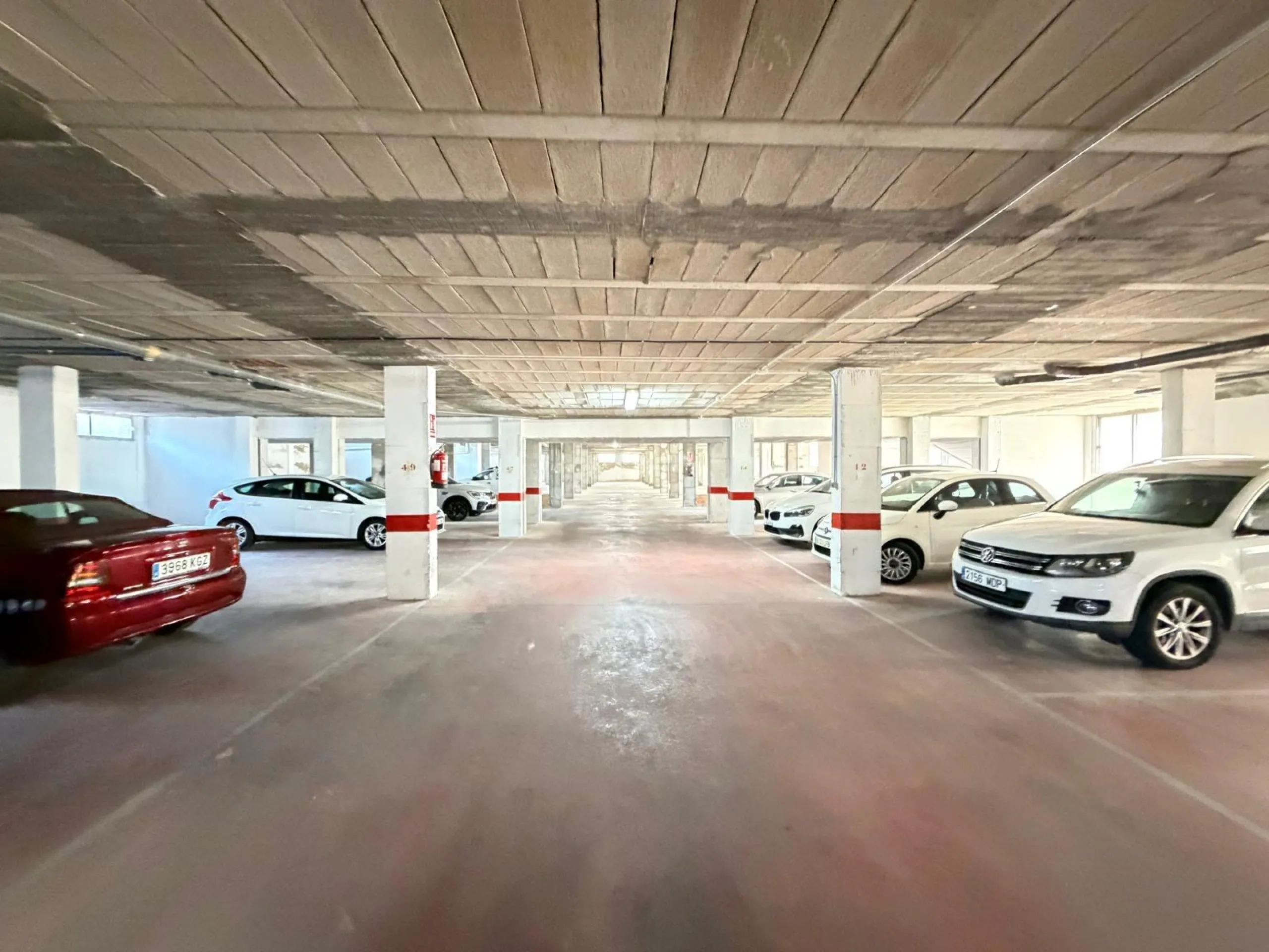 COMMERCIAL SPACE FOR SALE OF 2,800 M2 WITH 60 PARKING SPACES. 3 STORAGE ROOMS. AND TWO LOCALS IN TORREVIEJA.