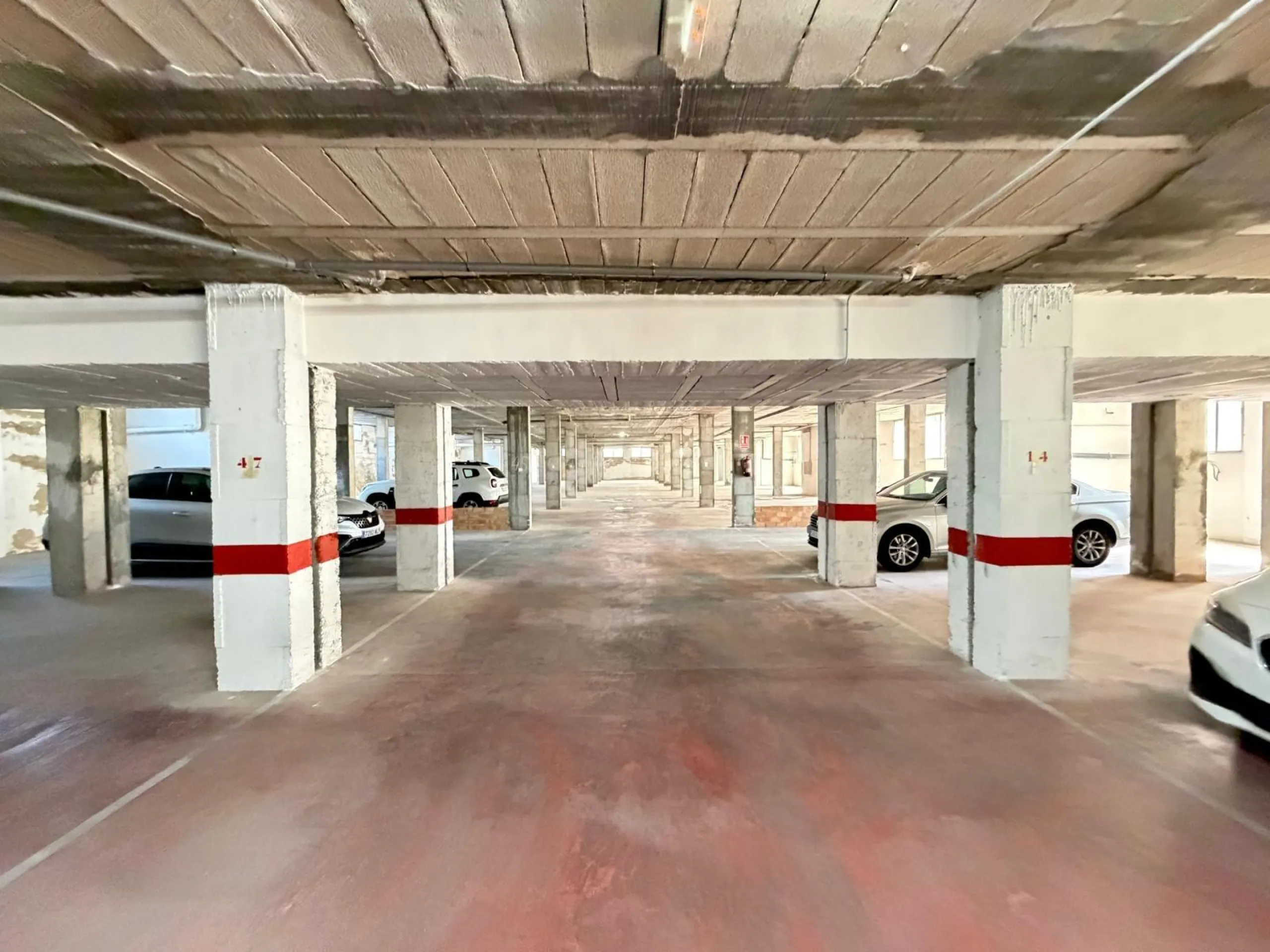 COMMERCIAL SPACE FOR SALE OF 2,800 M2 WITH 60 PARKING SPACES. 3 STORAGE ROOMS. AND TWO LOCALS IN TORREVIEJA.