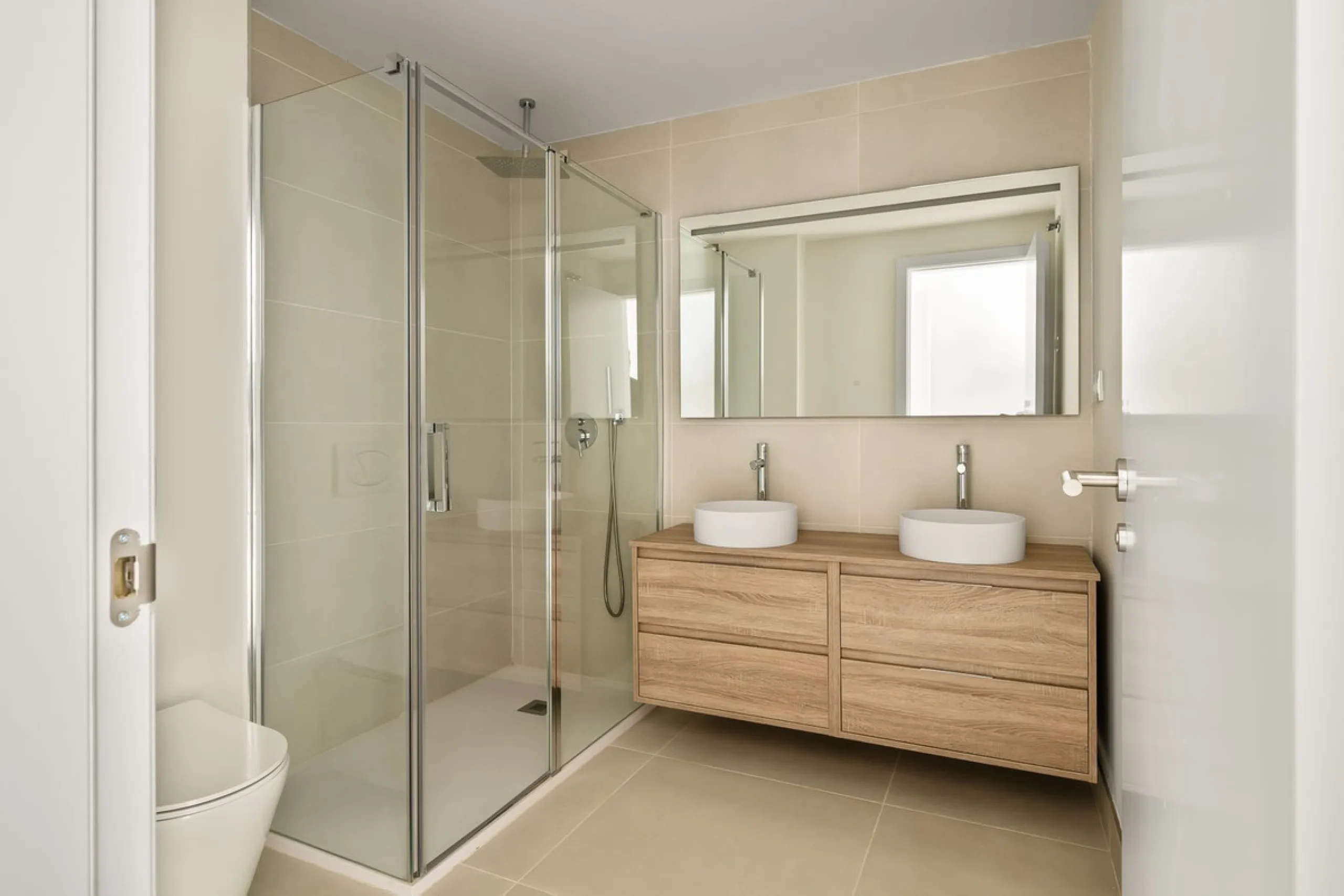 Erleben Sie modernes, minimalistisches Wohnen auf höchstem Niveau in diesem beeindruckenden Penthouse in der Reserva del Higuerón, nur 400 Meter von den herrlichen Stränden Fuengirolas entfernt