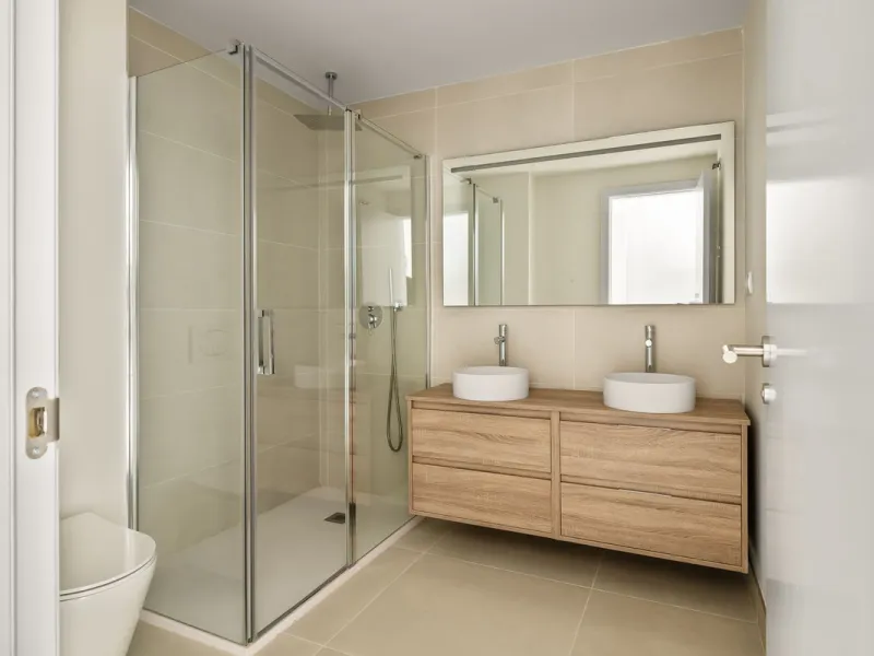 Erleben Sie modernes, minimalistisches Wohnen auf höchstem Niveau in diesem beeindruckenden Penthouse in der Reserva del Higuerón, nur 400 Meter von den herrlichen Stränden Fuengirolas entfernt