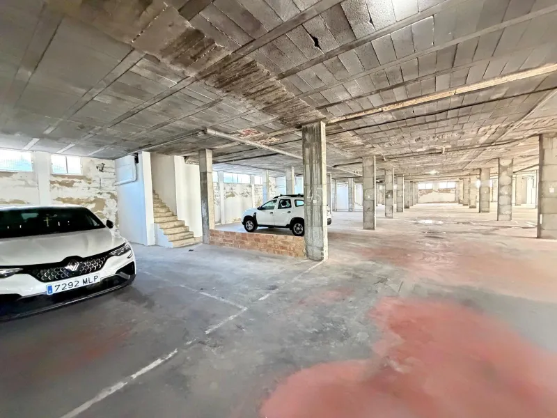 COMMERCIAL SPACE FOR SALE OF 2,800 M2 WITH 60 PARKING SPACES. 3 STORAGE ROOMS. AND TWO LOCALS IN TORREVIEJA.