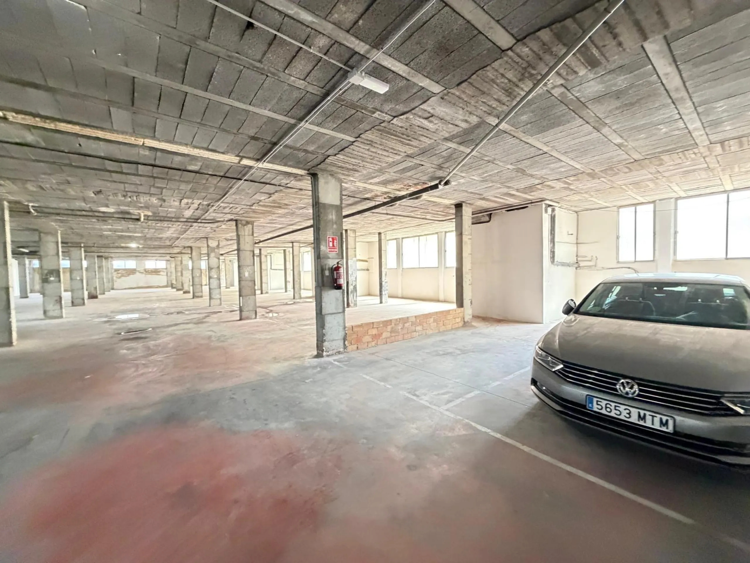 COMMERCIAL SPACE FOR SALE OF 2,800 M2 WITH 60 PARKING SPACES. 3 STORAGE ROOMS. AND TWO LOCALS IN TORREVIEJA.