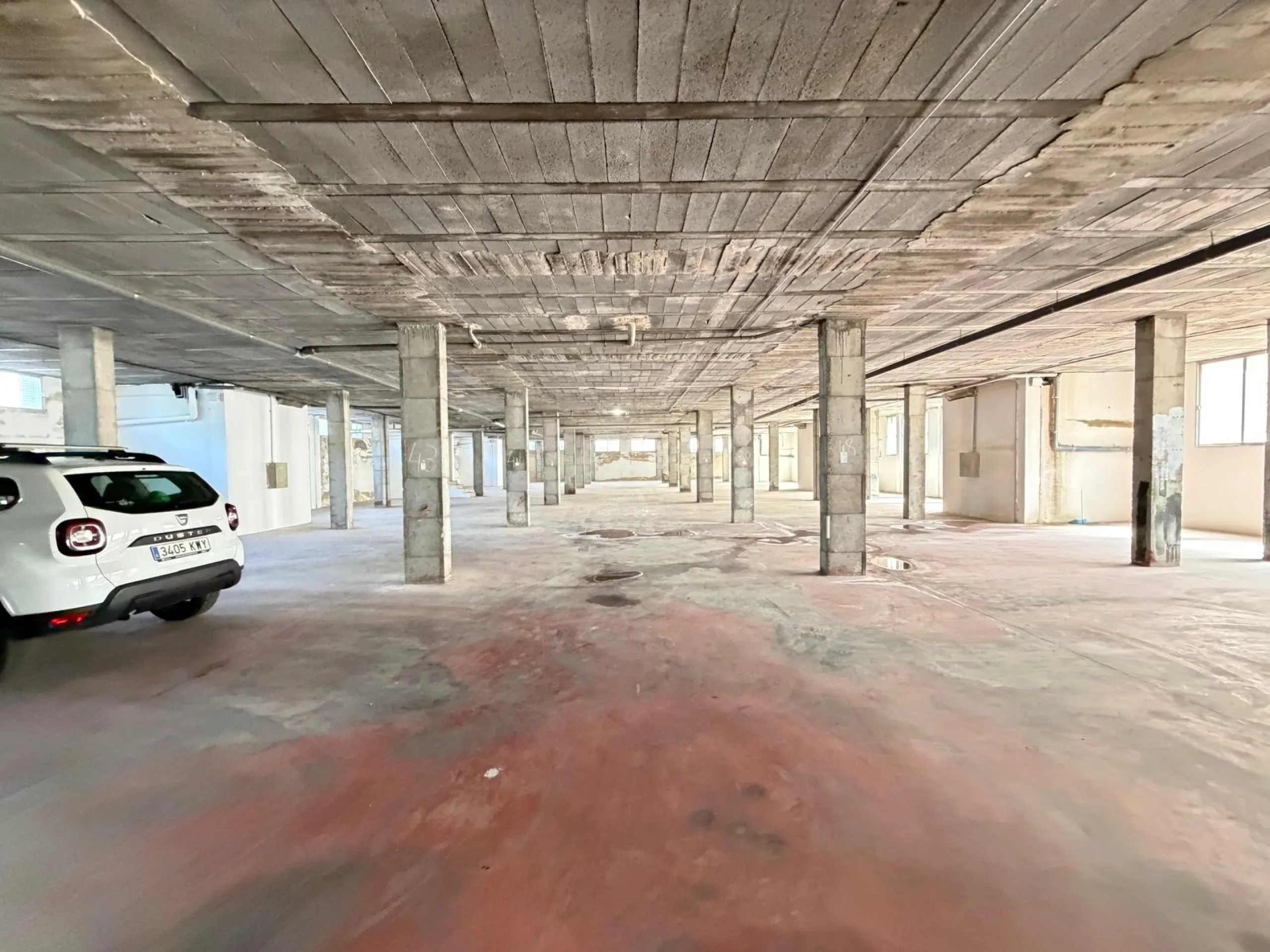 COMMERCIAL SPACE FOR SALE OF 2,800 M2 WITH 60 PARKING SPACES. 3 STORAGE ROOMS. AND TWO LOCALS IN TORREVIEJA.