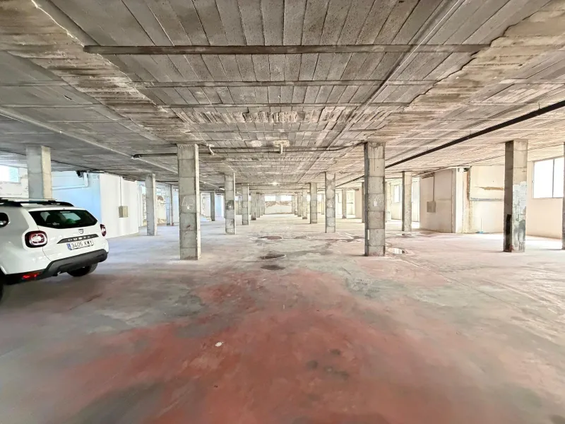 COMMERCIAL SPACE FOR SALE OF 2,800 M2 WITH 60 PARKING SPACES. 3 STORAGE ROOMS. AND TWO LOCALS IN TORREVIEJA.