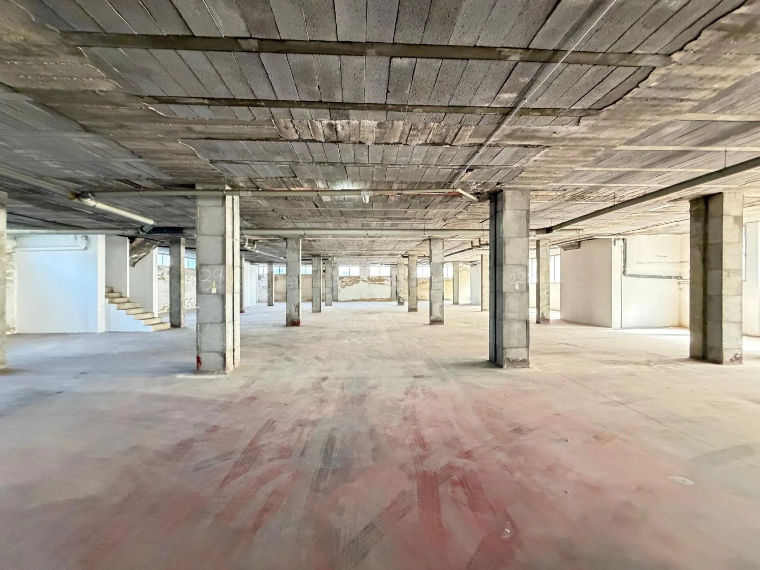 COMMERCIAL SPACE FOR SALE OF 2,800 M2 WITH 60 PARKING SPACES. 3 STORAGE ROOMS. AND TWO LOCALS IN TORREVIEJA.