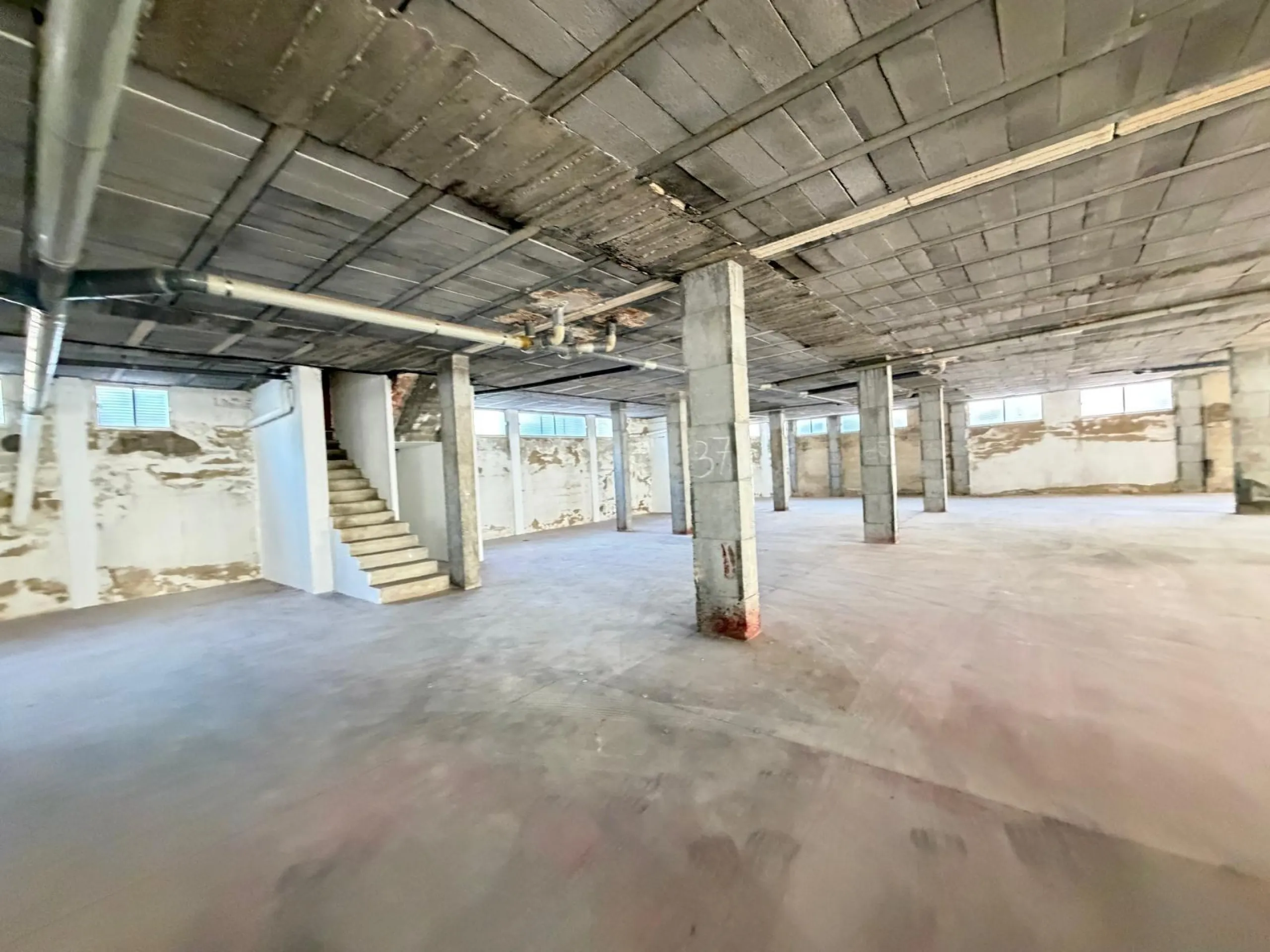 COMMERCIAL SPACE FOR SALE OF 2,800 M2 WITH 60 PARKING SPACES. 3 STORAGE ROOMS. AND TWO LOCALS IN TORREVIEJA.