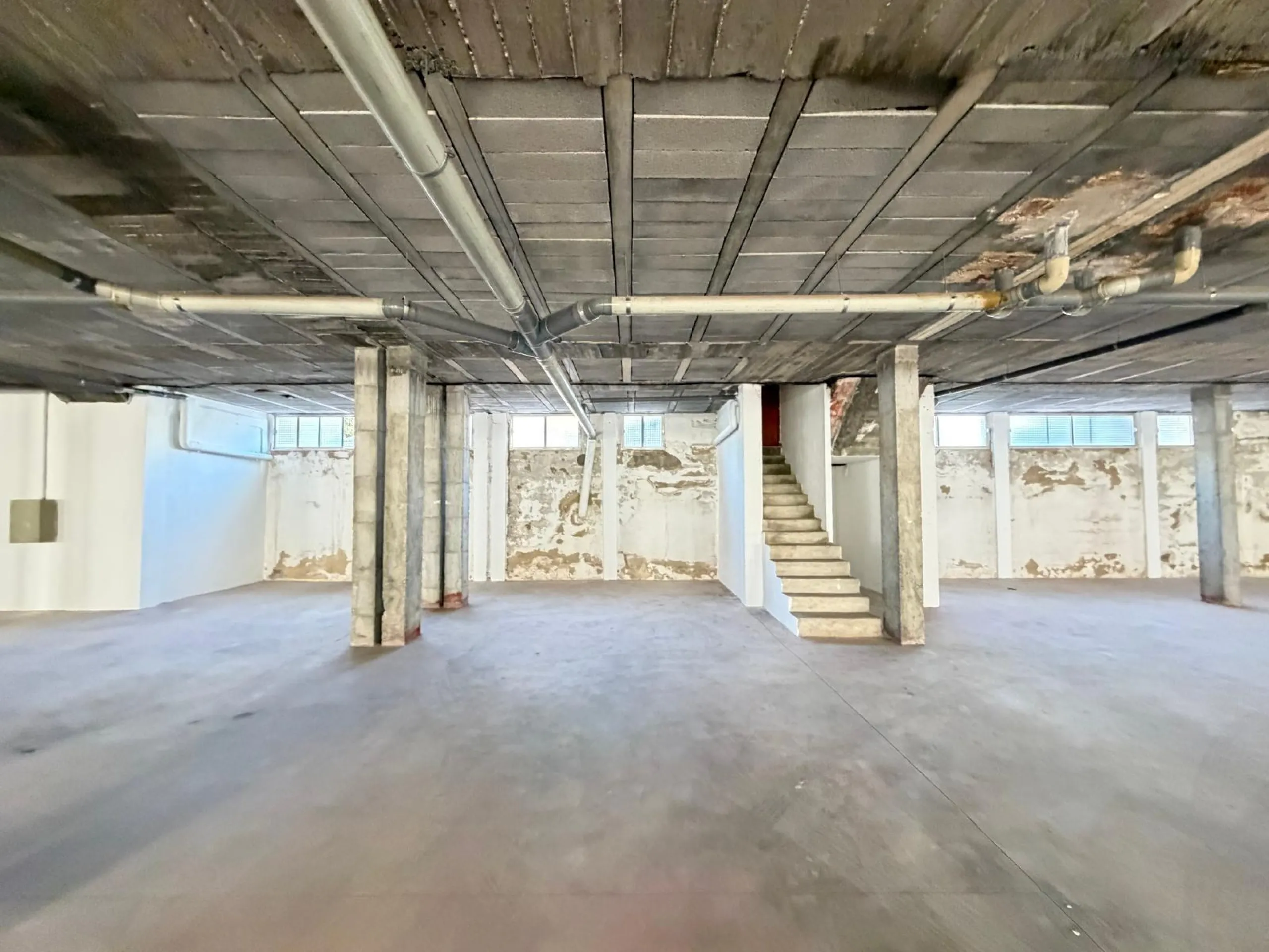 COMMERCIAL SPACE FOR SALE OF 2,800 M2 WITH 60 PARKING SPACES. 3 STORAGE ROOMS. AND TWO LOCALS IN TORREVIEJA.