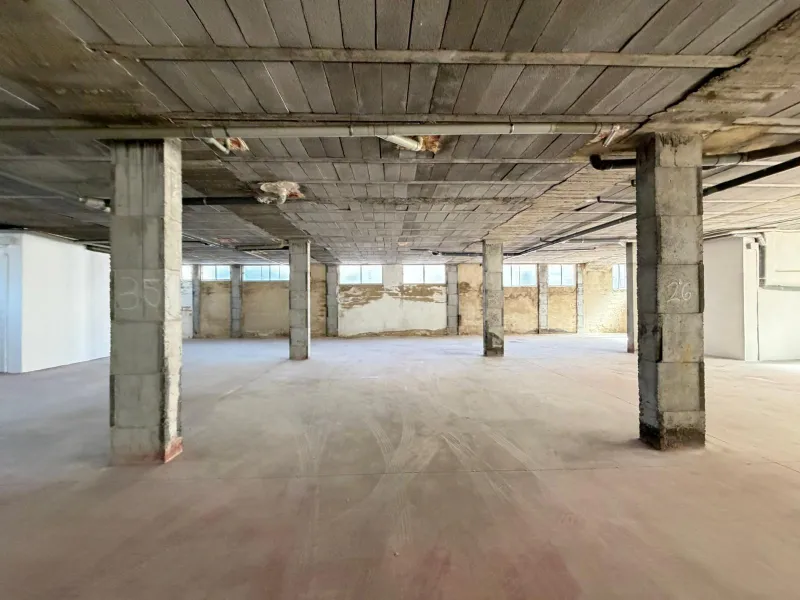 COMMERCIAL SPACE FOR SALE OF 2,800 M2 WITH 60 PARKING SPACES. 3 STORAGE ROOMS. AND TWO LOCALS IN TORREVIEJA.