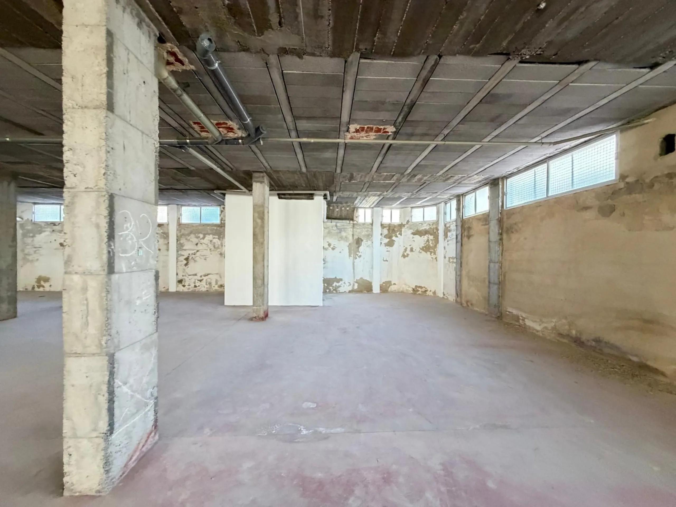 COMMERCIAL SPACE FOR SALE OF 2,800 M2 WITH 60 PARKING SPACES. 3 STORAGE ROOMS. AND TWO LOCALS IN TORREVIEJA.