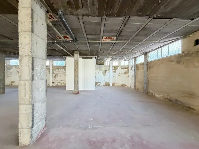 COMMERCIAL SPACE FOR SALE OF 2,800 M2 WITH 60 PARKING SPACES. 3 STORAGE ROOMS. AND TWO LOCALS IN TORREVIEJA.