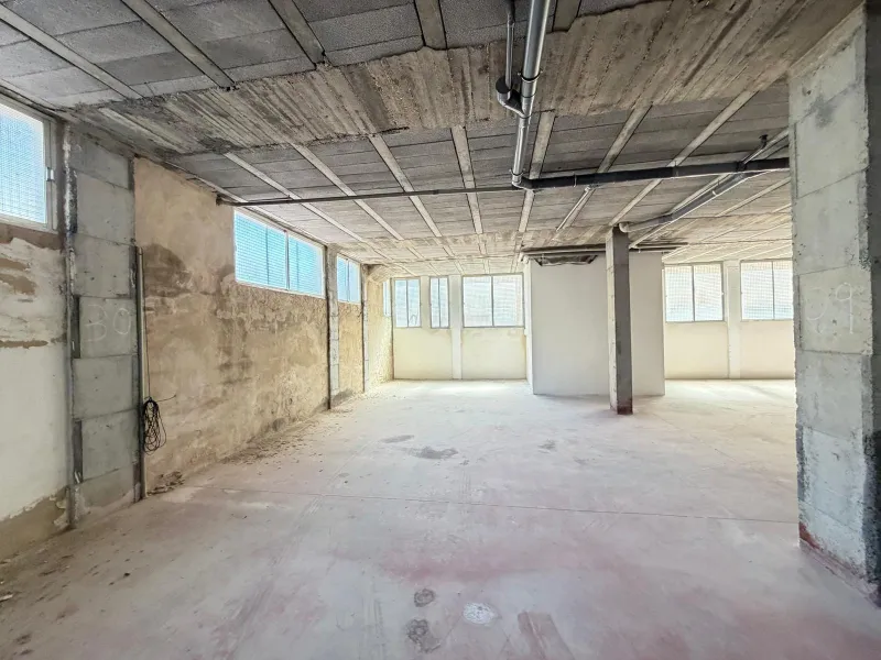 COMMERCIAL SPACE FOR SALE OF 2,800 M2 WITH 60 PARKING SPACES. 3 STORAGE ROOMS. AND TWO LOCALS IN TORREVIEJA.