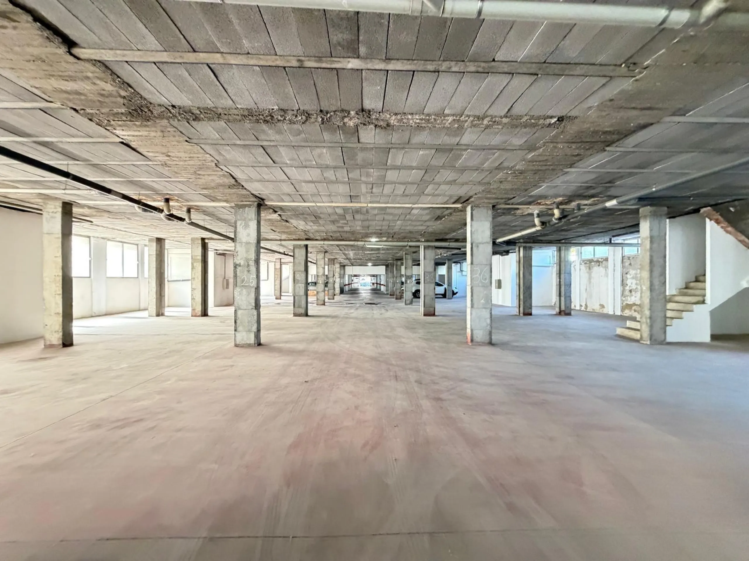 COMMERCIAL SPACE FOR SALE OF 2,800 M2 WITH 60 PARKING SPACES. 3 STORAGE ROOMS. AND TWO LOCALS IN TORREVIEJA.