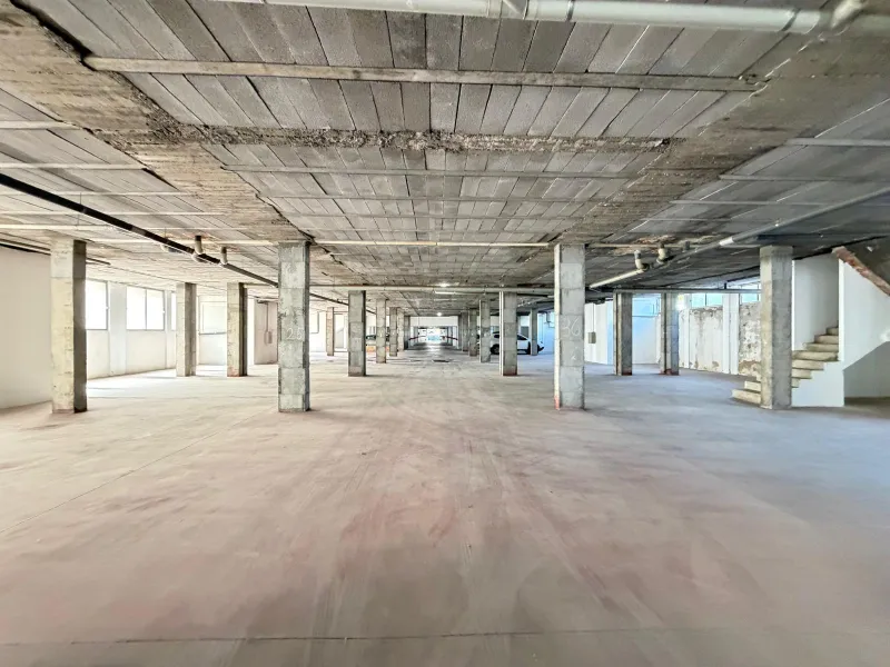 COMMERCIAL SPACE FOR SALE OF 2,800 M2 WITH 60 PARKING SPACES. 3 STORAGE ROOMS. AND TWO LOCALS IN TORREVIEJA.
