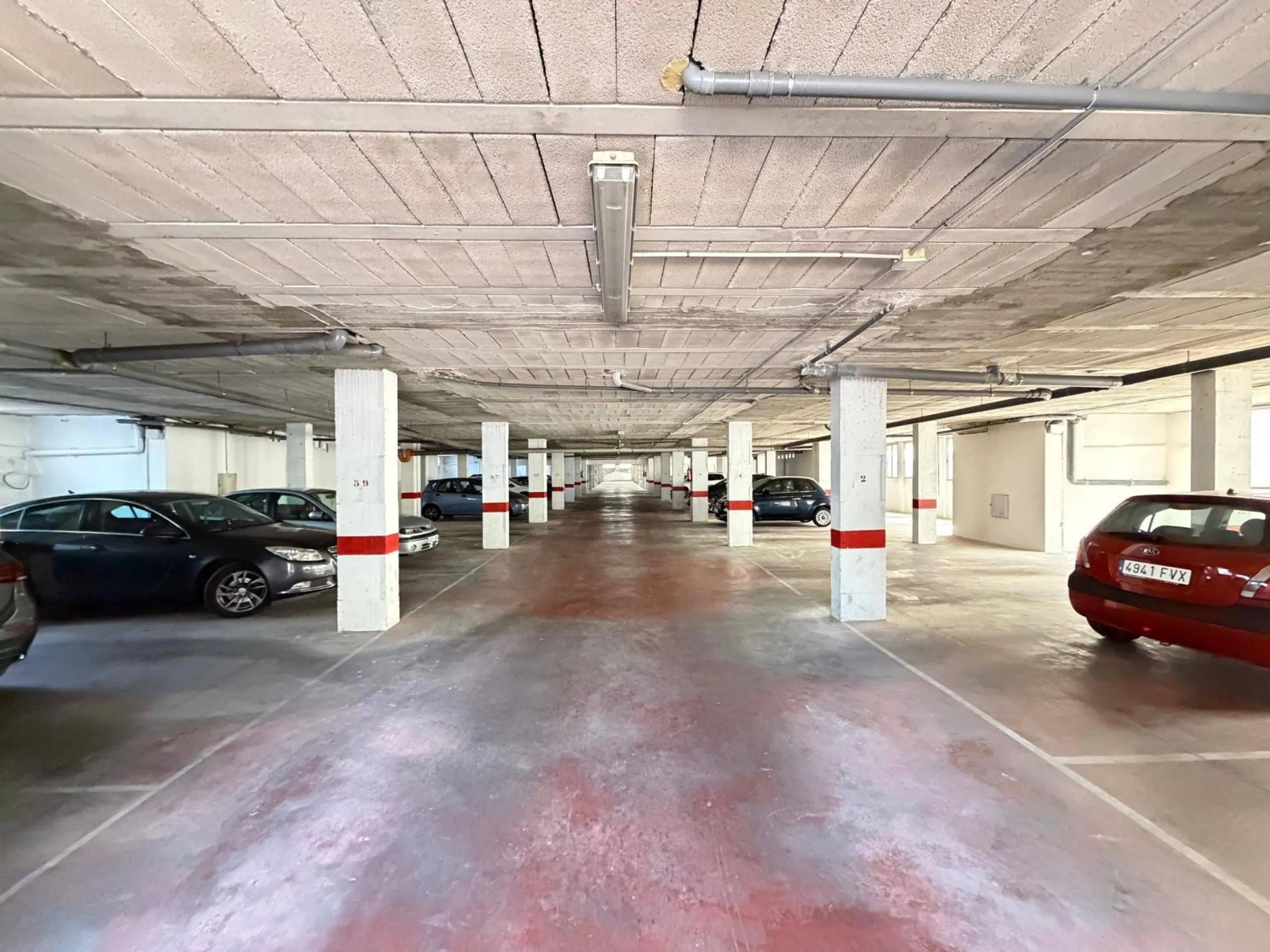 COMMERCIAL SPACE FOR SALE OF 2,800 M2 WITH 60 PARKING SPACES. 3 STORAGE ROOMS. AND TWO LOCALS IN TORREVIEJA.