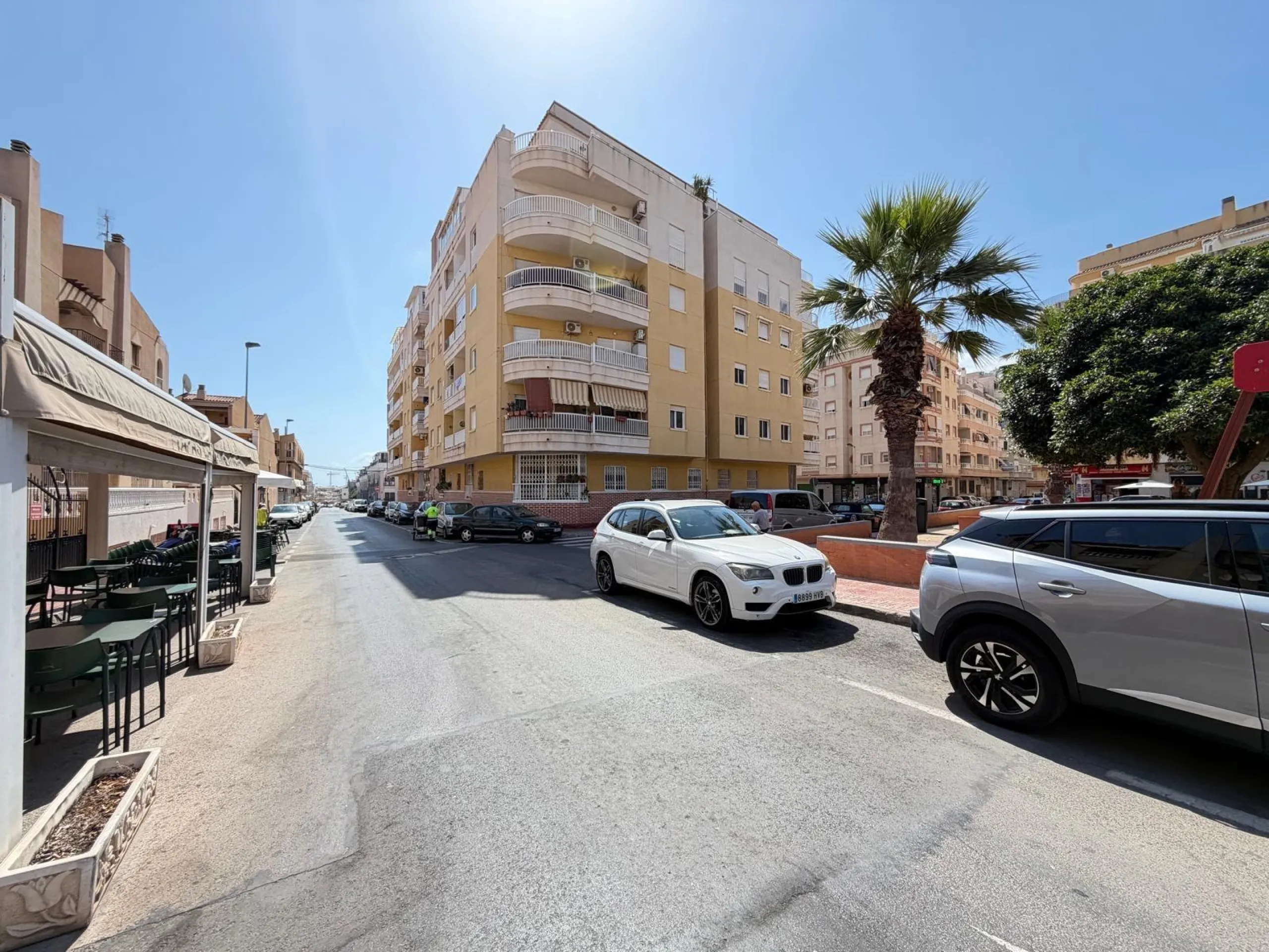 COMMERCIAL SPACE FOR SALE OF 2,800 M2 WITH 60 PARKING SPACES. 3 STORAGE ROOMS. AND TWO LOCALS IN TORREVIEJA.