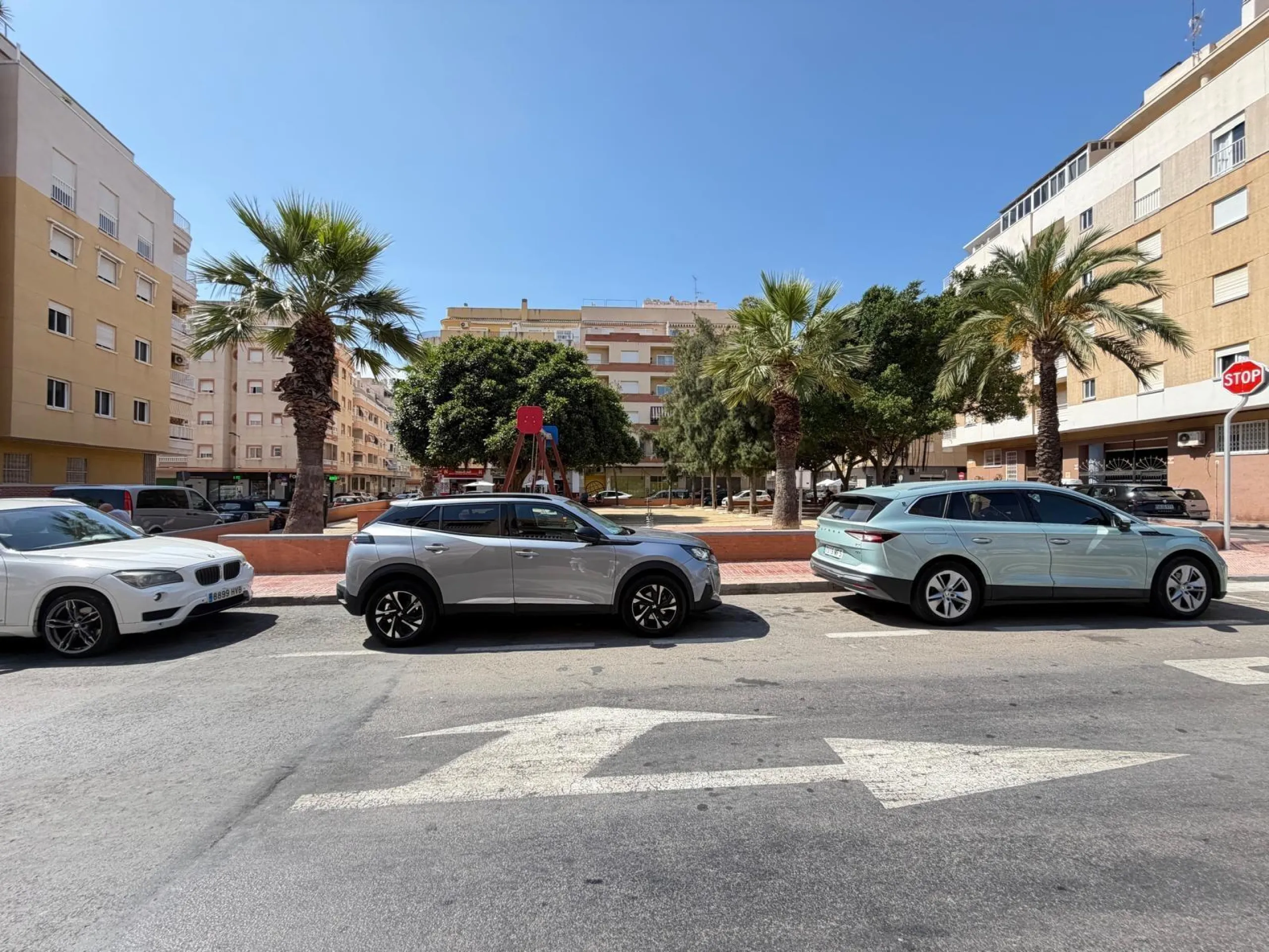 COMMERCIAL SPACE FOR SALE OF 2,800 M2 WITH 60 PARKING SPACES. 3 STORAGE ROOMS. AND TWO LOCALS IN TORREVIEJA.