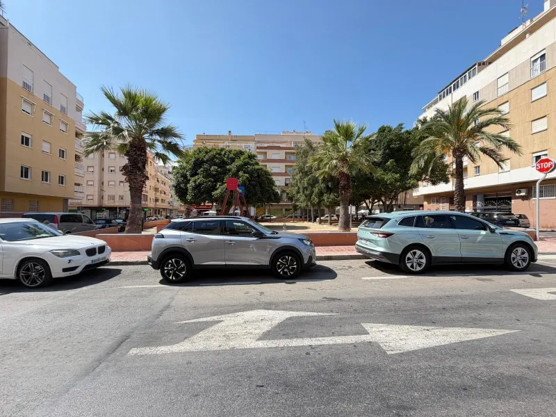COMMERCIAL SPACE FOR SALE OF 2,800 M2 WITH 60 PARKING SPACES. 3 STORAGE ROOMS. AND TWO LOCALS IN TORREVIEJA.
