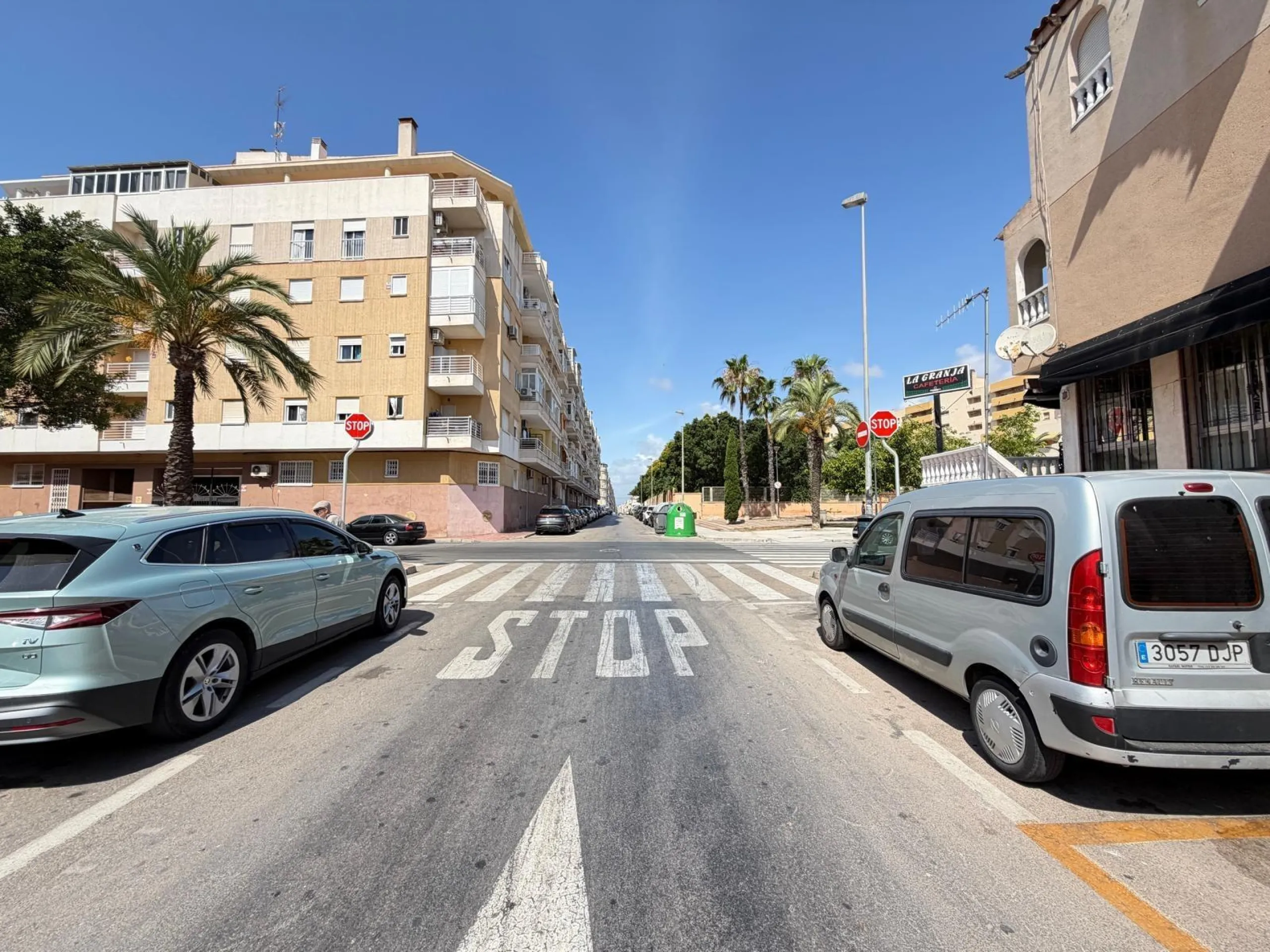 COMMERCIAL SPACE FOR SALE OF 2,800 M2 WITH 60 PARKING SPACES. 3 STORAGE ROOMS. AND TWO LOCALS IN TORREVIEJA.