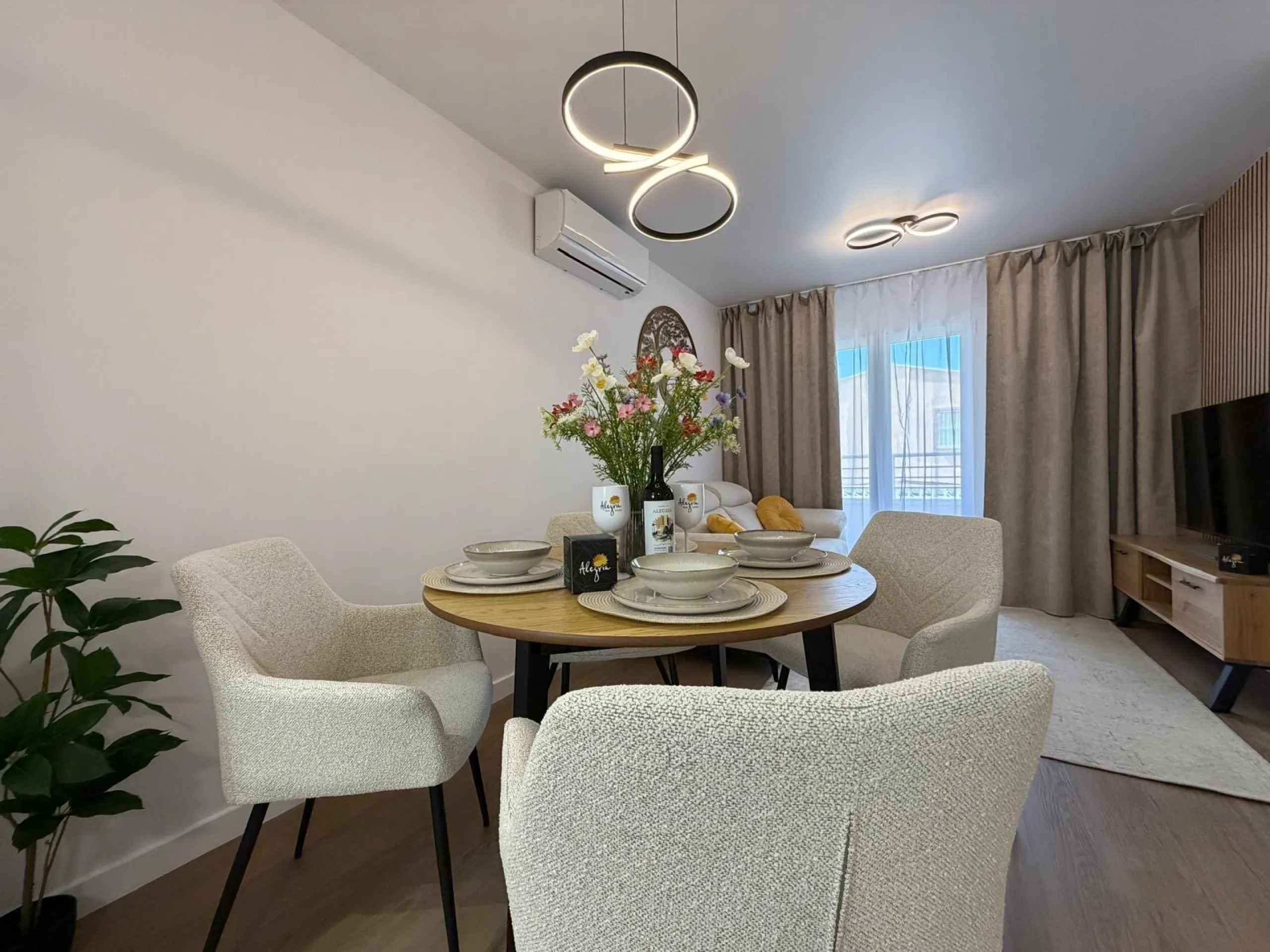 APARTAMENTO TOTALMENTE REFORMADO CON PISCINA EN NUEVA TORREVIEJA. 2 DORM. 1 BAÑO. CON SUPERFICIE DE 54 M2.