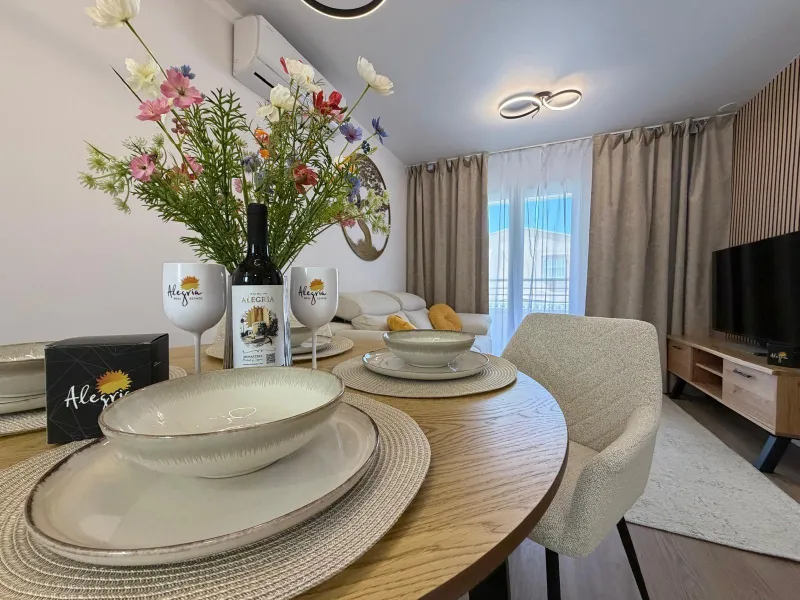 APARTAMENTO TOTALMENTE REFORMADO CON PISCINA EN NUEVA TORREVIEJA. 2 DORM. 1 BAÑO. CON SUPERFICIE DE 54 M2.