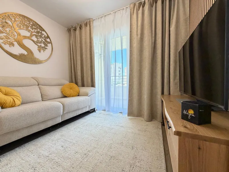 APARTAMENTO TOTALMENTE REFORMADO CON PISCINA EN NUEVA TORREVIEJA. 2 DORM. 1 BAÑO. CON SUPERFICIE DE 54 M2.