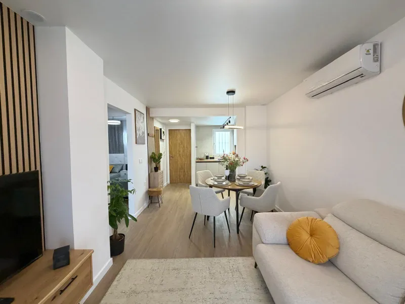APARTAMENTO TOTALMENTE REFORMADO CON PISCINA EN NUEVA TORREVIEJA. 2 DORM. 1 BAÑO. CON SUPERFICIE DE 54 M2.