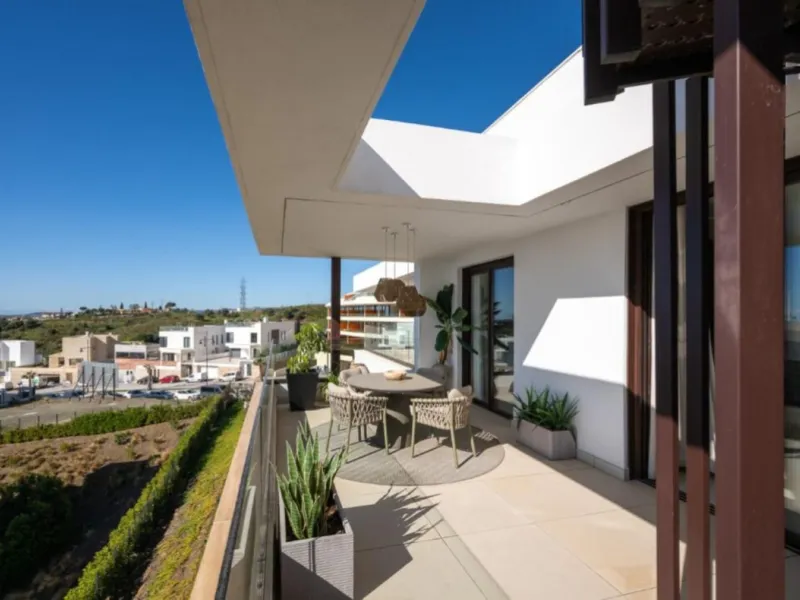Höchster Wohnkomfort an der Küste: Dieses außergewöhnliche Penthouse in Reserva del Higuerón liegt nur 400 Meter von den goldenen Stränden Fuengirolas entfernt