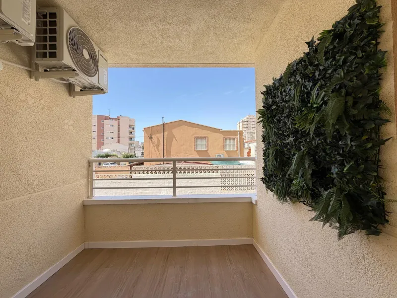 APARTAMENTO TOTALMENTE REFORMADO CON PISCINA EN NUEVA TORREVIEJA. 2 DORM. 1 BAÑO. CON SUPERFICIE DE 54 M2.