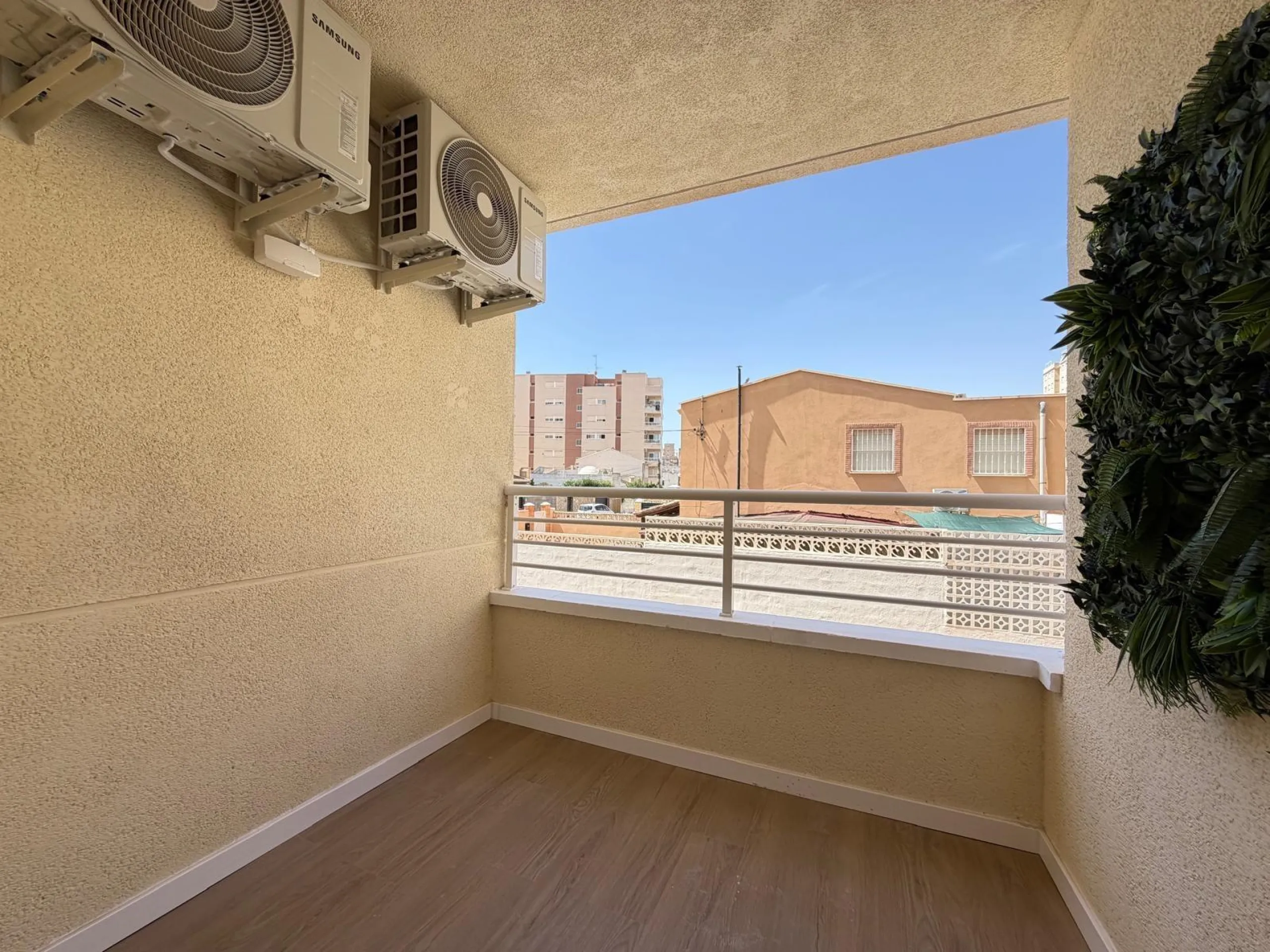 APARTAMENTO TOTALMENTE REFORMADO CON PISCINA EN NUEVA TORREVIEJA. 2 DORM. 1 BAÑO. CON SUPERFICIE DE 54 M2.