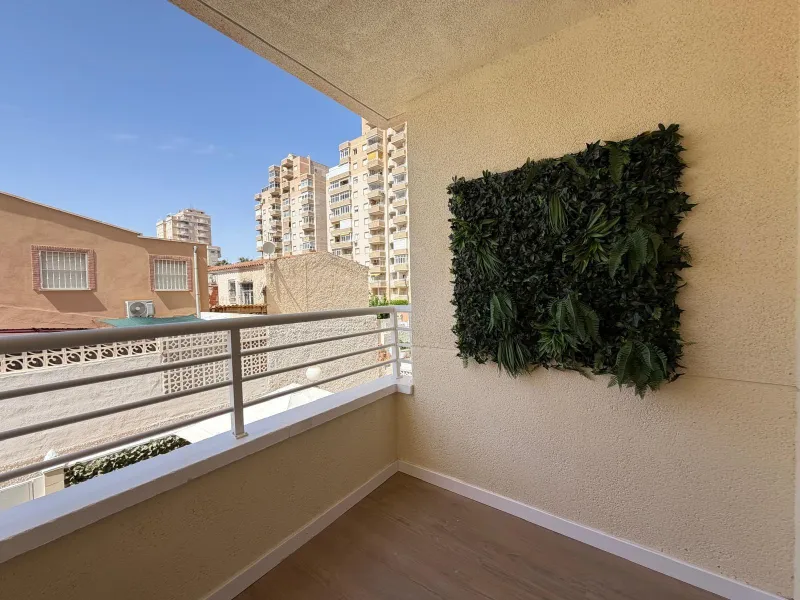 APARTAMENTO TOTALMENTE REFORMADO CON PISCINA EN NUEVA TORREVIEJA. 2 DORM. 1 BAÑO. CON SUPERFICIE DE 54 M2.