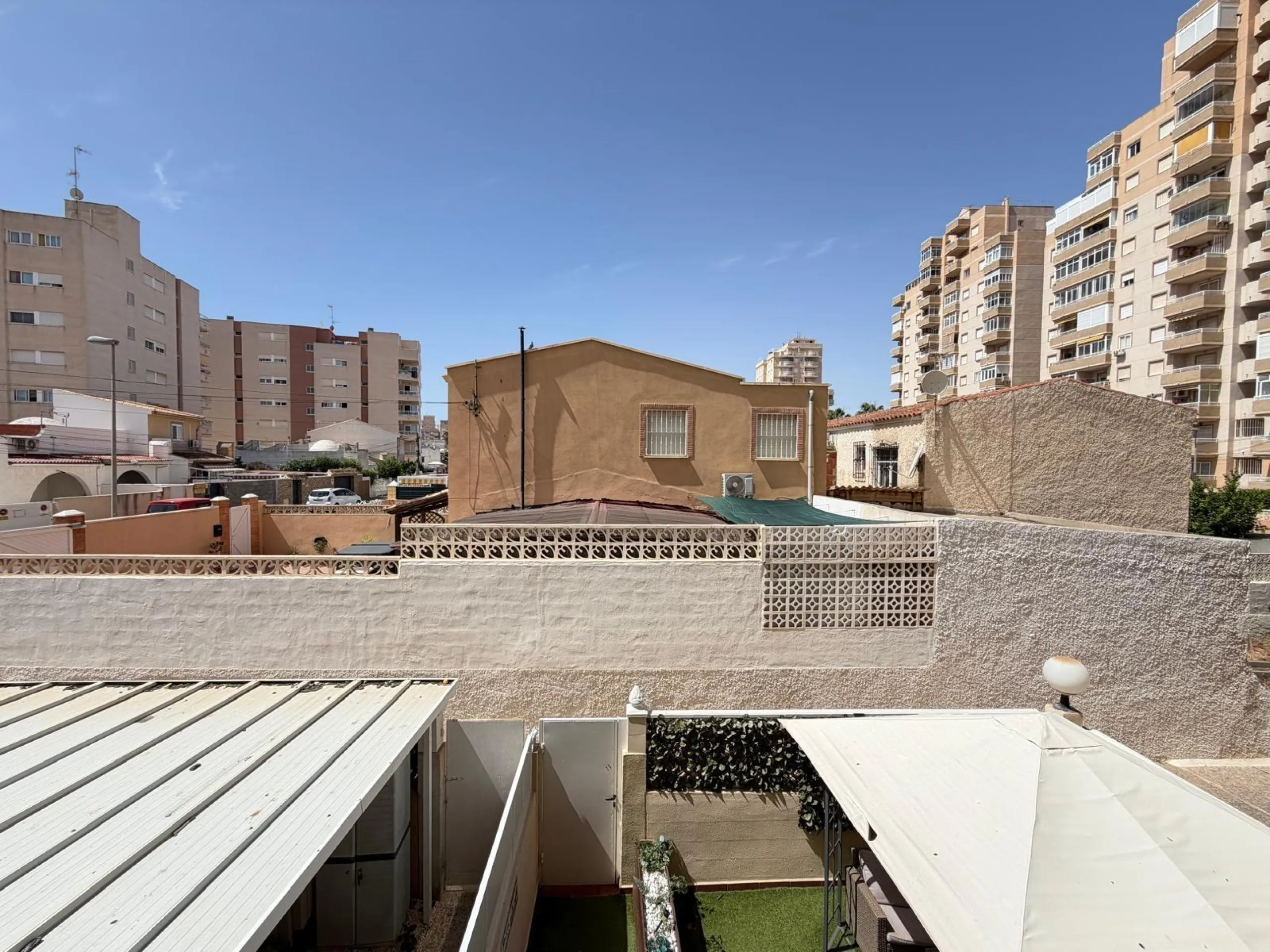 APARTAMENTO TOTALMENTE REFORMADO CON PISCINA EN NUEVA TORREVIEJA. 2 DORM. 1 BAÑO. CON SUPERFICIE DE 54 M2.