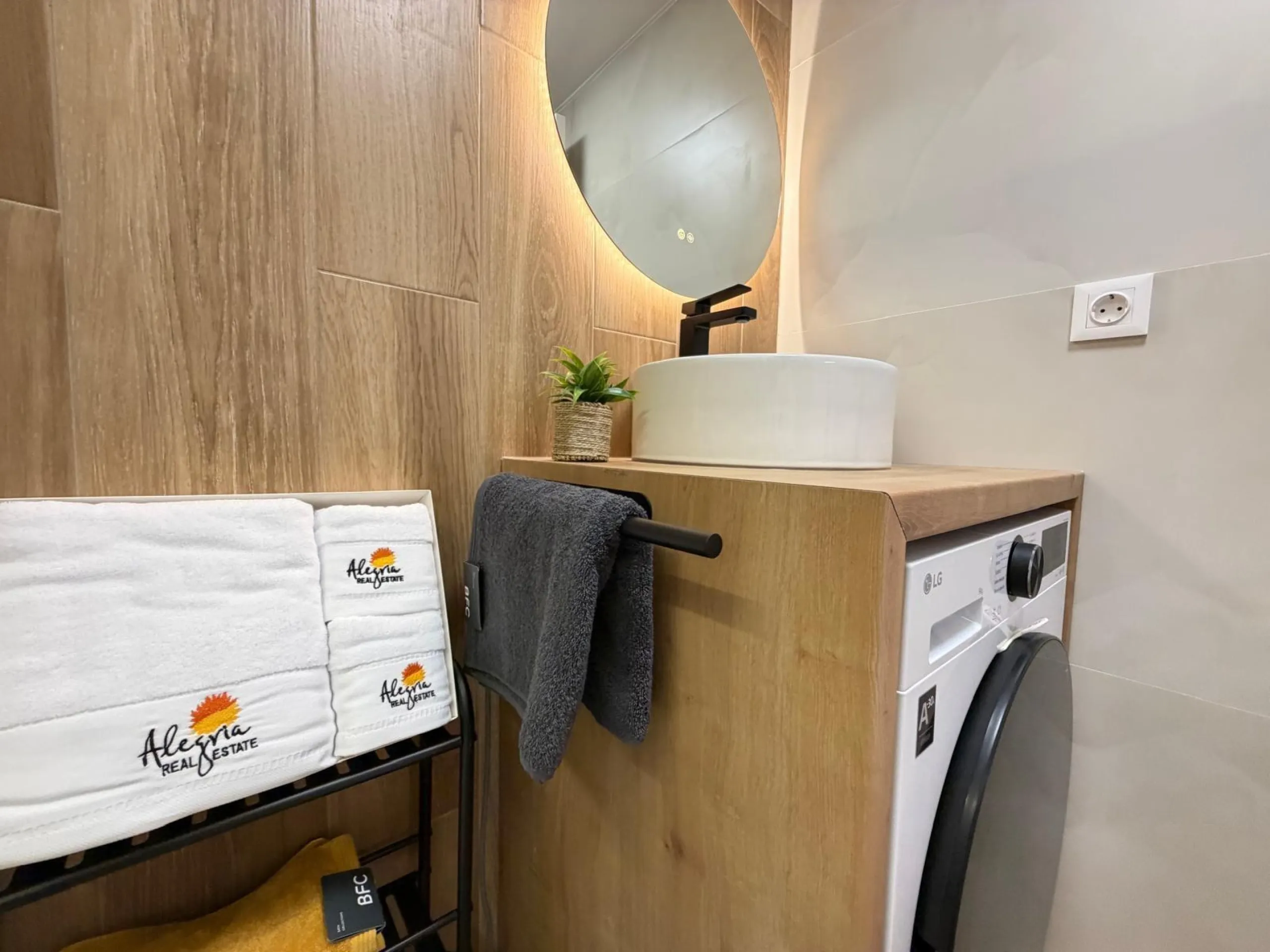 APARTAMENTO TOTALMENTE REFORMADO CON PISCINA EN NUEVA TORREVIEJA. 2 DORM. 1 BAÑO. CON SUPERFICIE DE 54 M2.