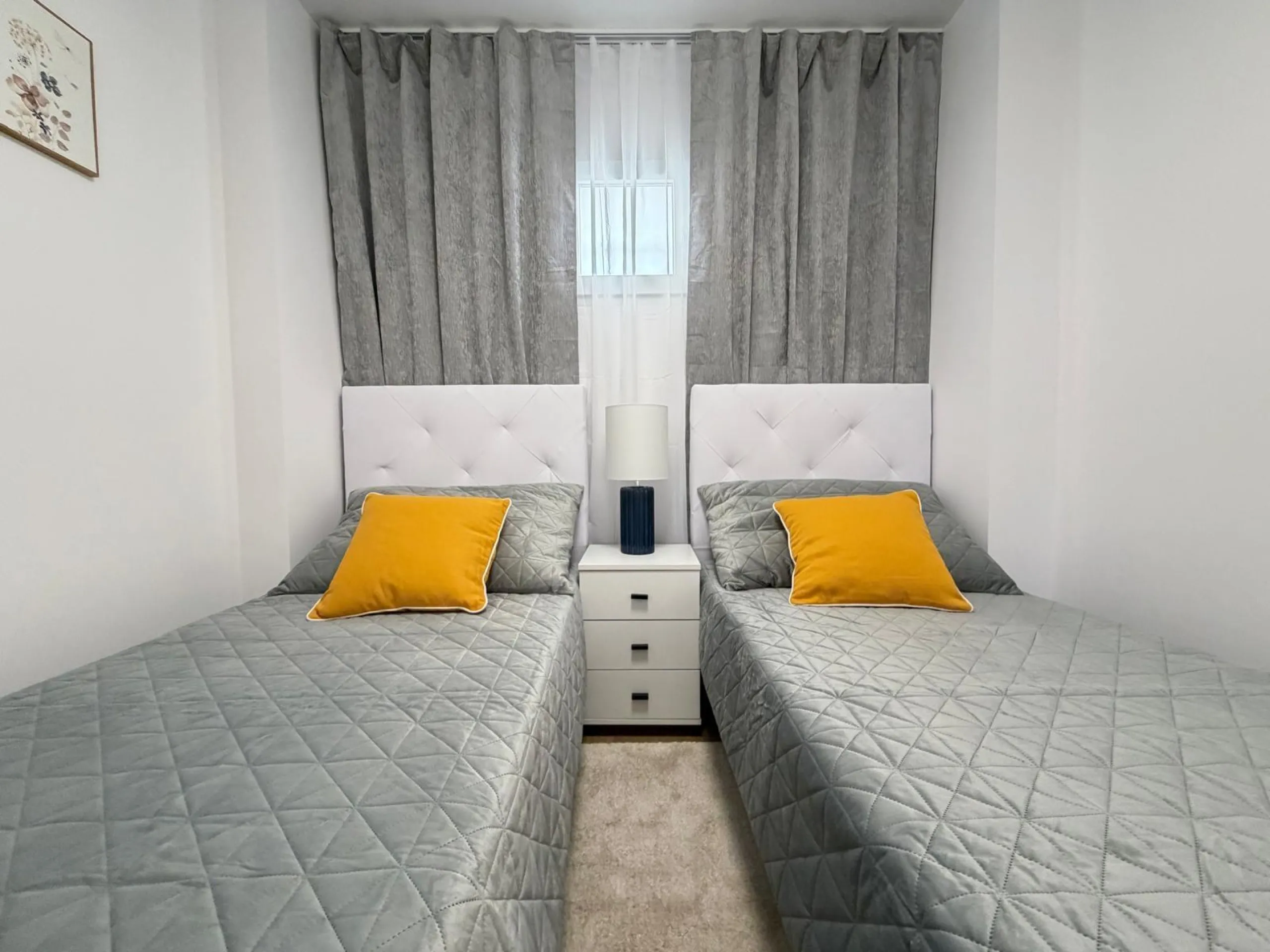 APARTAMENTO TOTALMENTE REFORMADO CON PISCINA EN NUEVA TORREVIEJA. 2 DORM. 1 BAÑO. CON SUPERFICIE DE 54 M2.