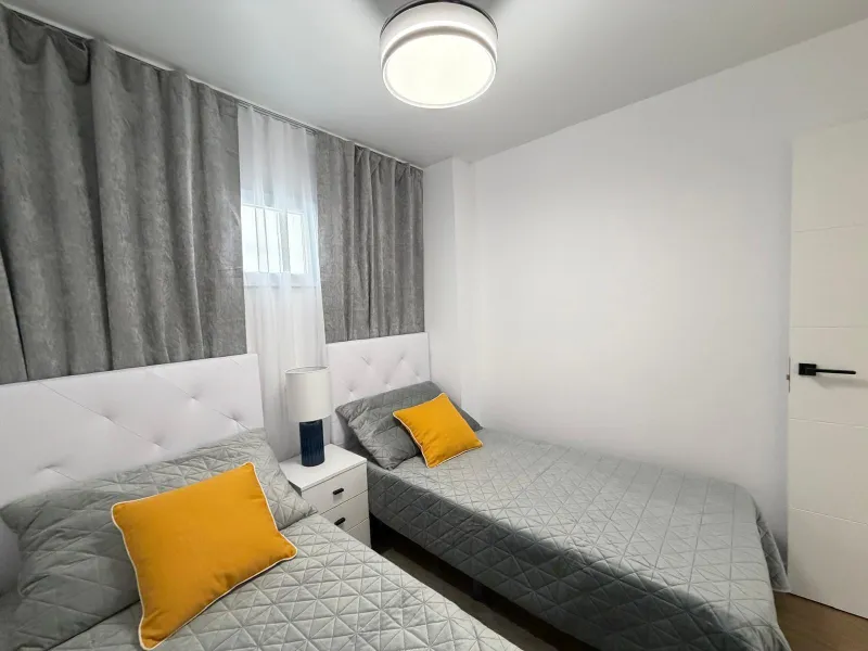 APARTAMENTO TOTALMENTE REFORMADO CON PISCINA EN NUEVA TORREVIEJA. 2 DORM. 1 BAÑO. CON SUPERFICIE DE 54 M2.
