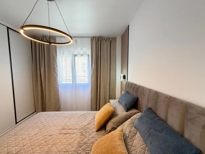 APARTAMENTO TOTALMENTE REFORMADO CON PISCINA EN NUEVA TORREVIEJA. 2 DORM. 1 BAÑO. CON SUPERFICIE DE 54 M2.