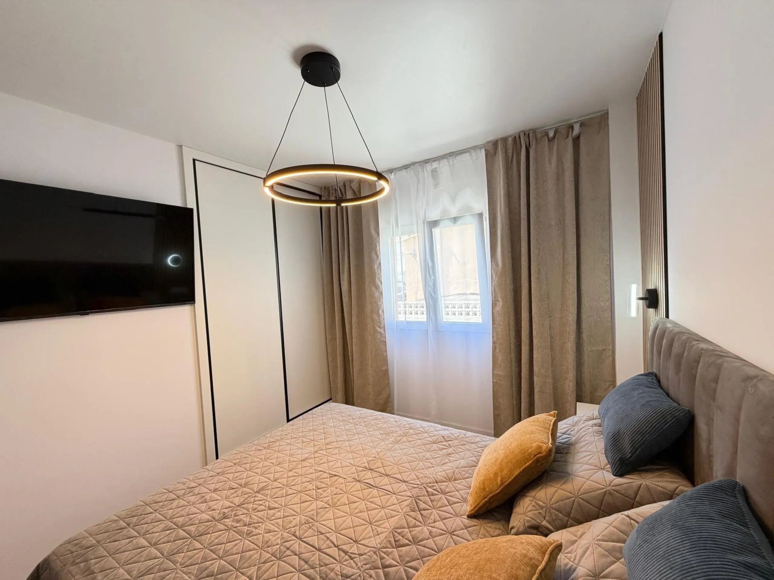 APARTAMENTO TOTALMENTE REFORMADO CON PISCINA EN NUEVA TORREVIEJA. 2 DORM. 1 BAÑO. CON SUPERFICIE DE 54 M2.