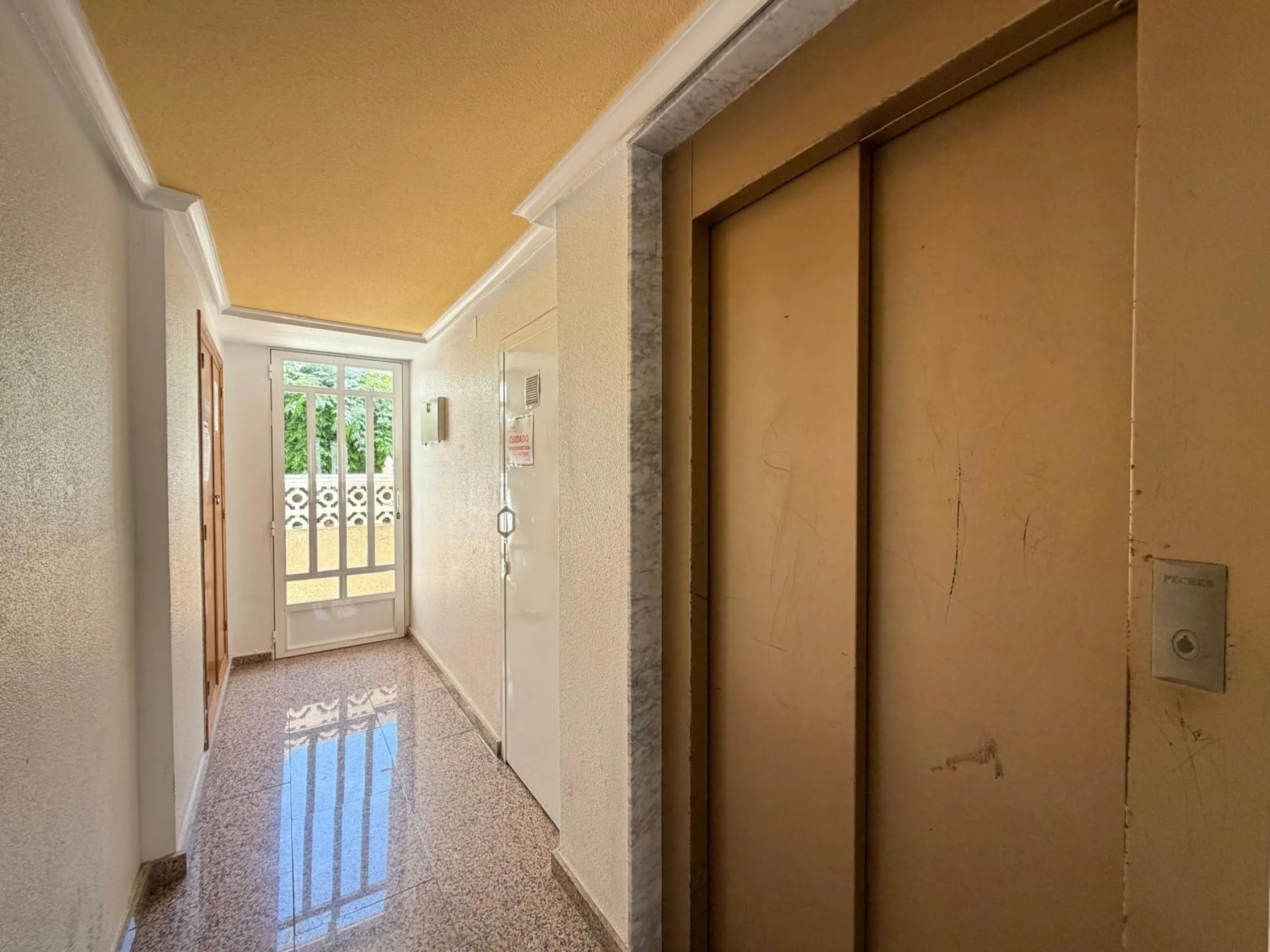 APARTAMENTO TOTALMENTE REFORMADO CON PISCINA EN NUEVA TORREVIEJA. 2 DORM. 1 BAÑO. CON SUPERFICIE DE 54 M2.