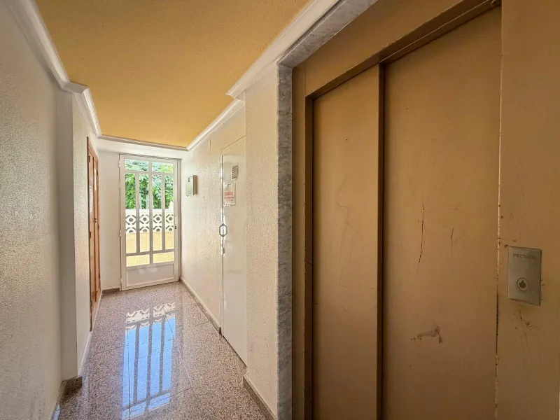 APARTAMENTO TOTALMENTE REFORMADO CON PISCINA EN NUEVA TORREVIEJA. 2 DORM. 1 BAÑO. CON SUPERFICIE DE 54 M2.