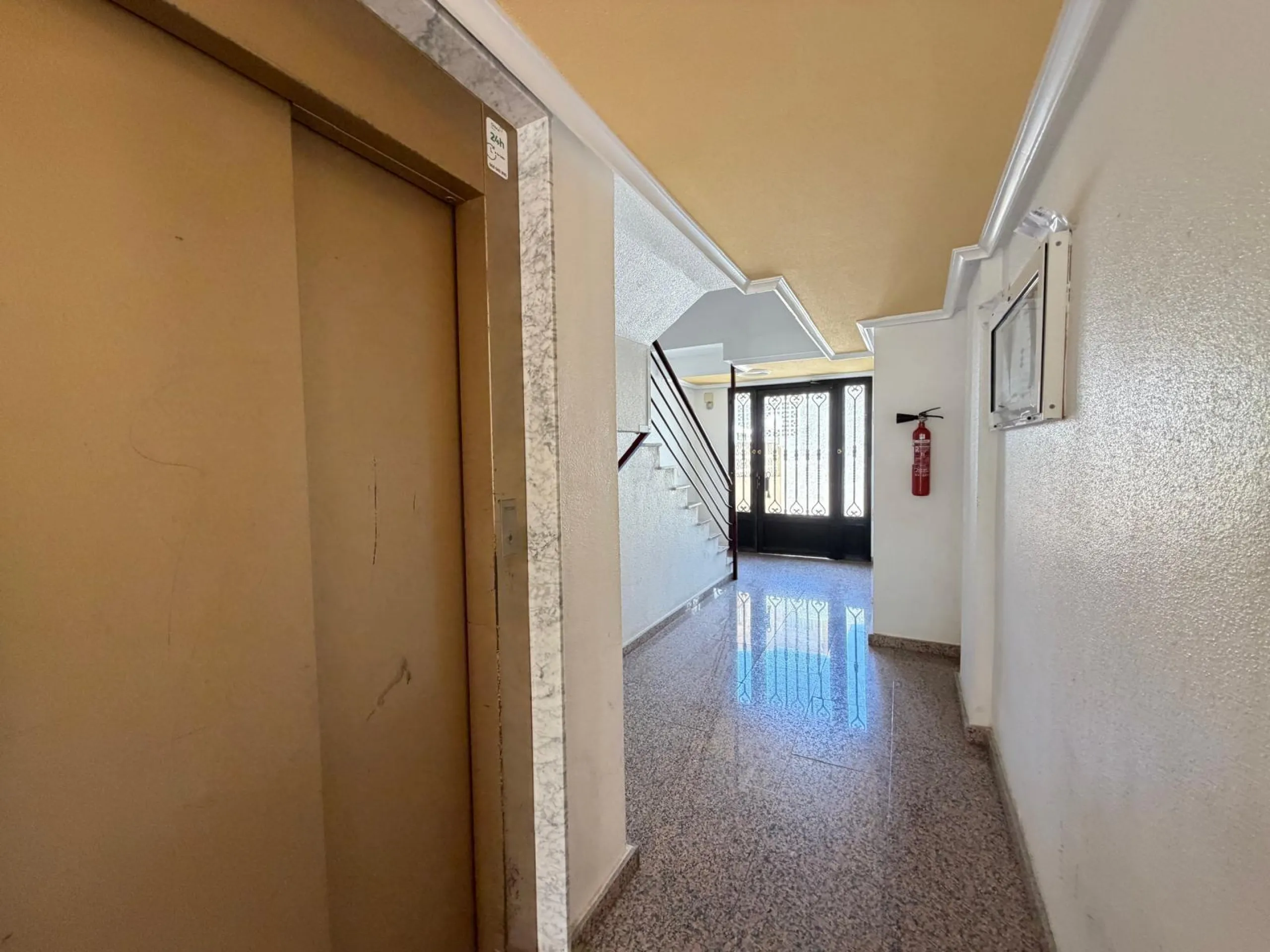 APARTAMENTO TOTALMENTE REFORMADO CON PISCINA EN NUEVA TORREVIEJA. 2 DORM. 1 BAÑO. CON SUPERFICIE DE 54 M2.