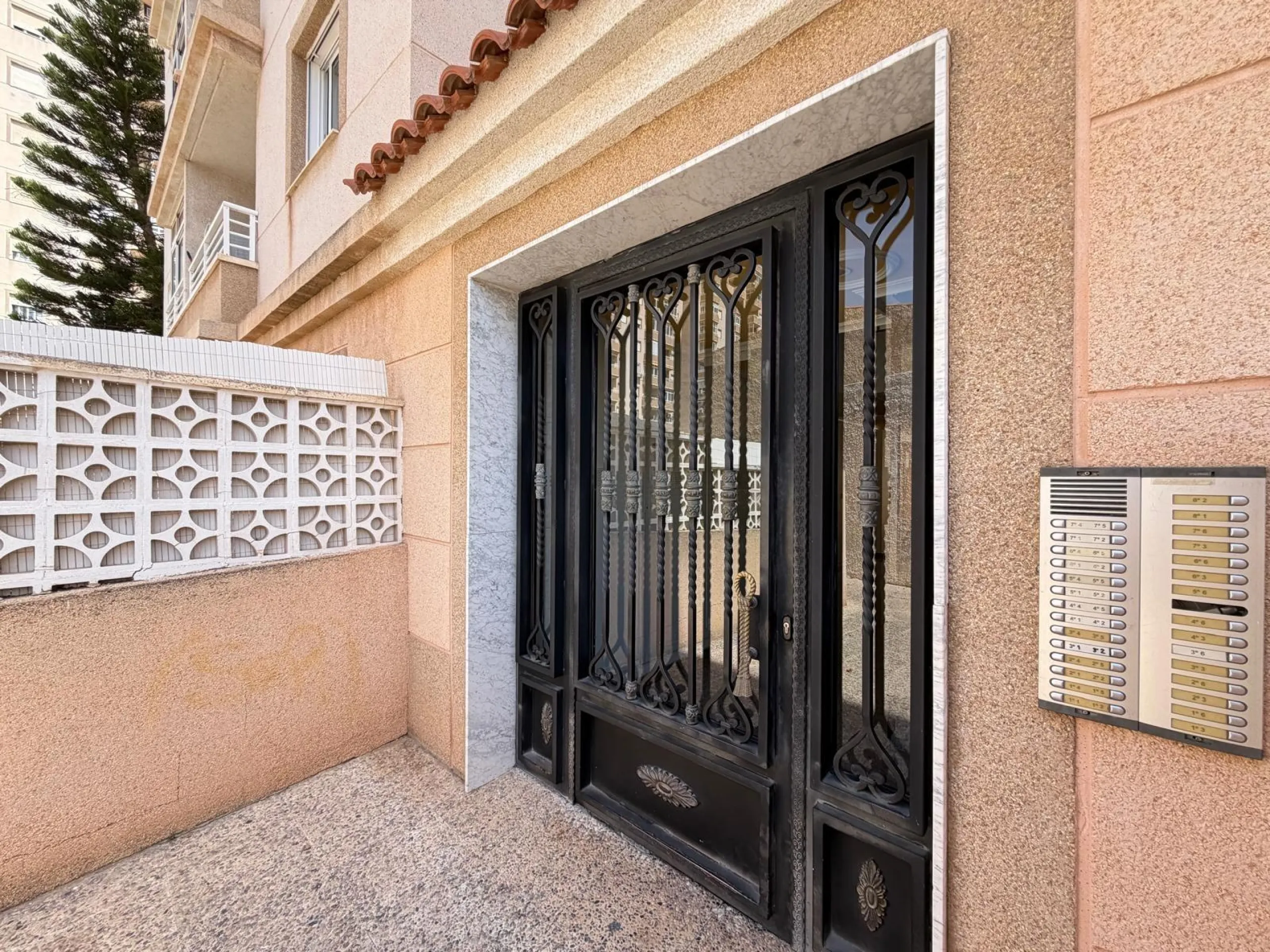 APARTAMENTO TOTALMENTE REFORMADO CON PISCINA EN NUEVA TORREVIEJA. 2 DORM. 1 BAÑO. CON SUPERFICIE DE 54 M2.