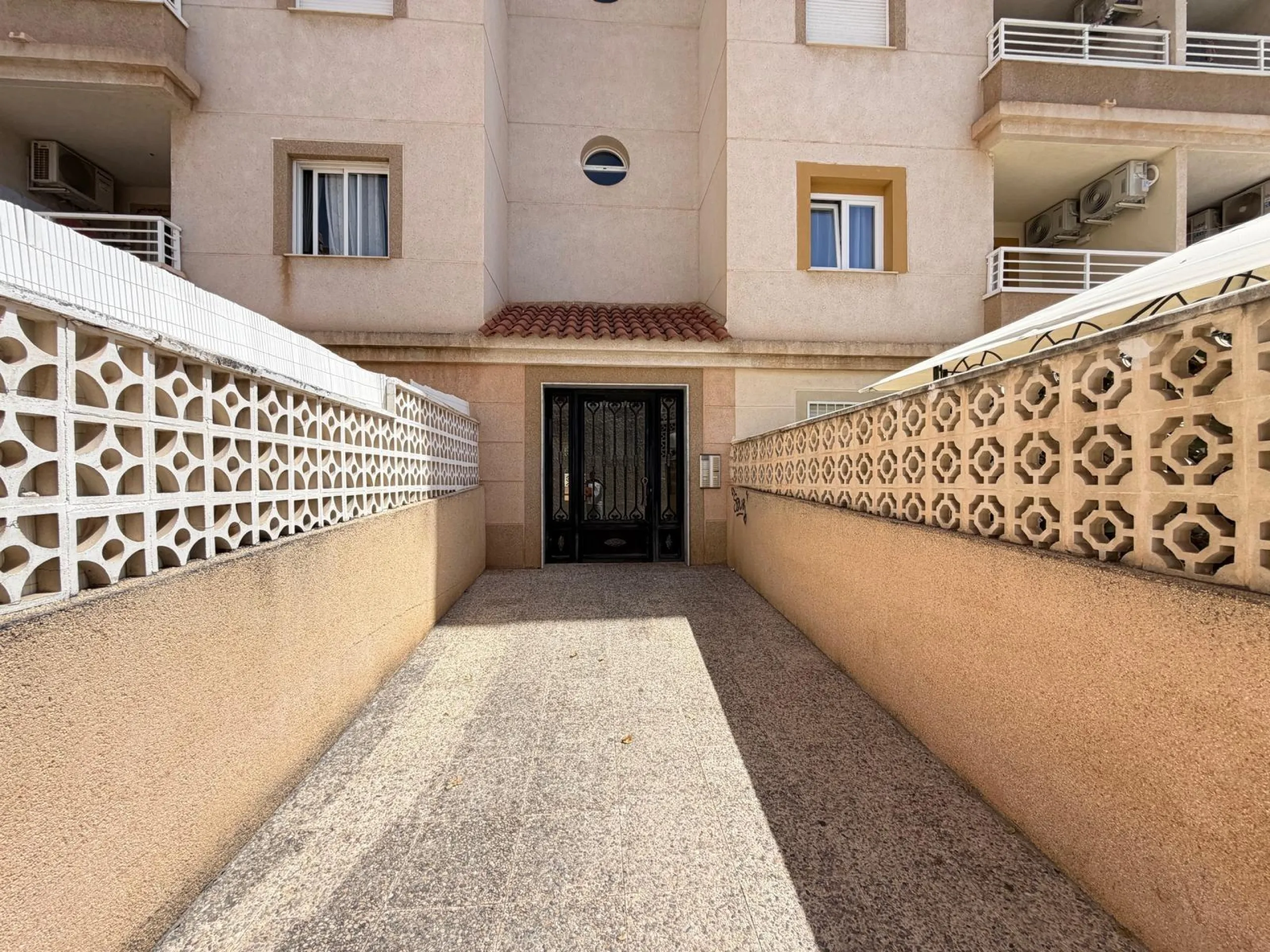 APARTAMENTO TOTALMENTE REFORMADO CON PISCINA EN NUEVA TORREVIEJA. 2 DORM. 1 BAÑO. CON SUPERFICIE DE 54 M2.