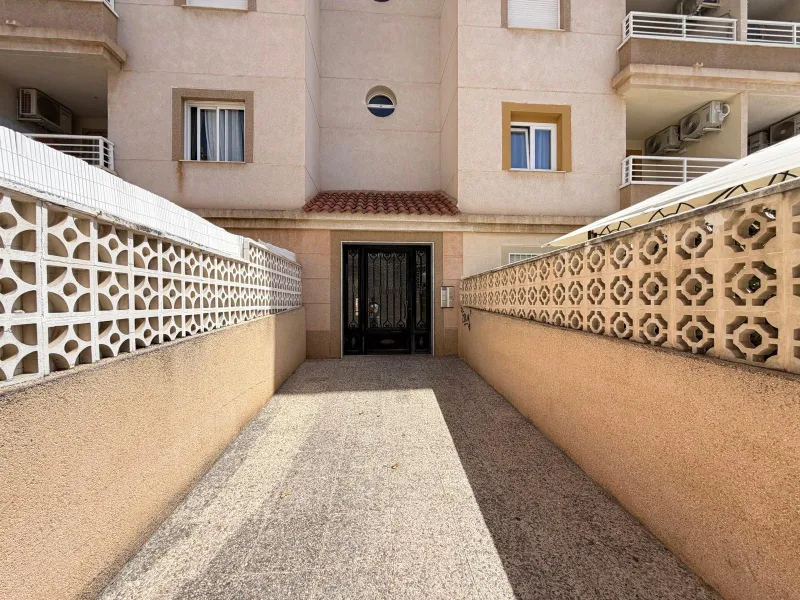 APARTAMENTO TOTALMENTE REFORMADO CON PISCINA EN NUEVA TORREVIEJA. 2 DORM. 1 BAÑO. CON SUPERFICIE DE 54 M2.