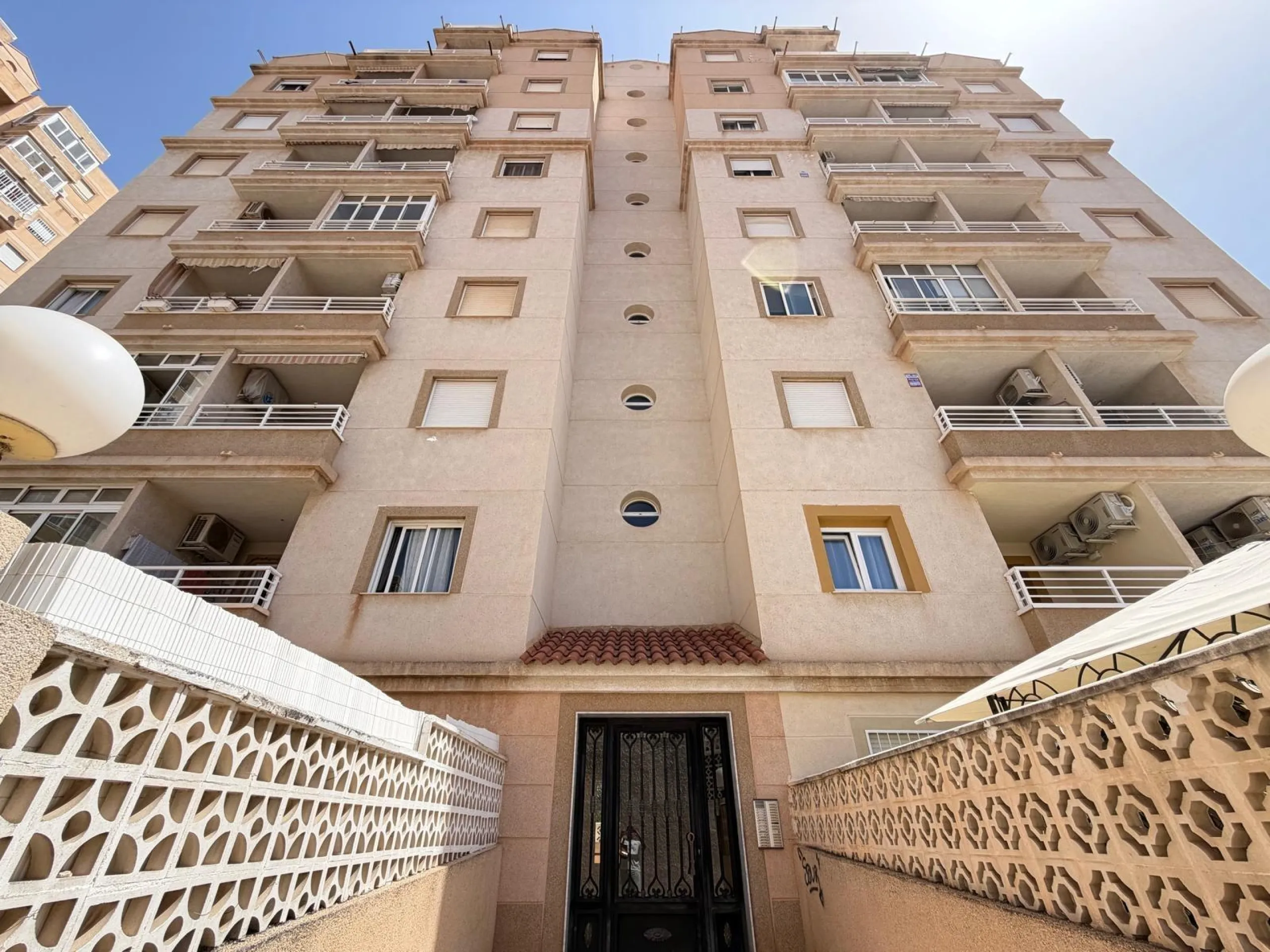 APARTAMENTO TOTALMENTE REFORMADO CON PISCINA EN NUEVA TORREVIEJA. 2 DORM. 1 BAÑO. CON SUPERFICIE DE 54 M2.