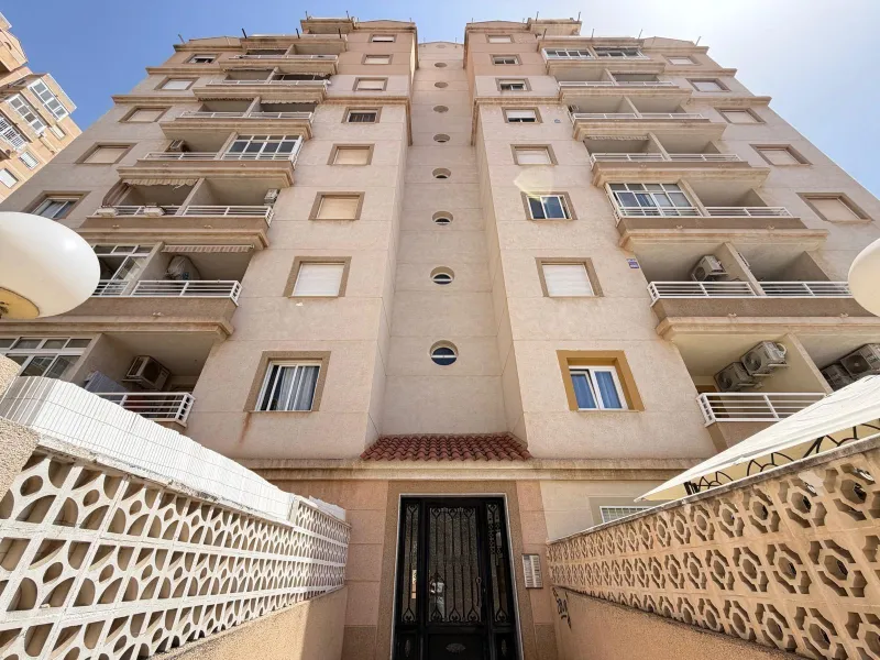 APARTAMENTO TOTALMENTE REFORMADO CON PISCINA EN NUEVA TORREVIEJA. 2 DORM. 1 BAÑO. CON SUPERFICIE DE 54 M2.