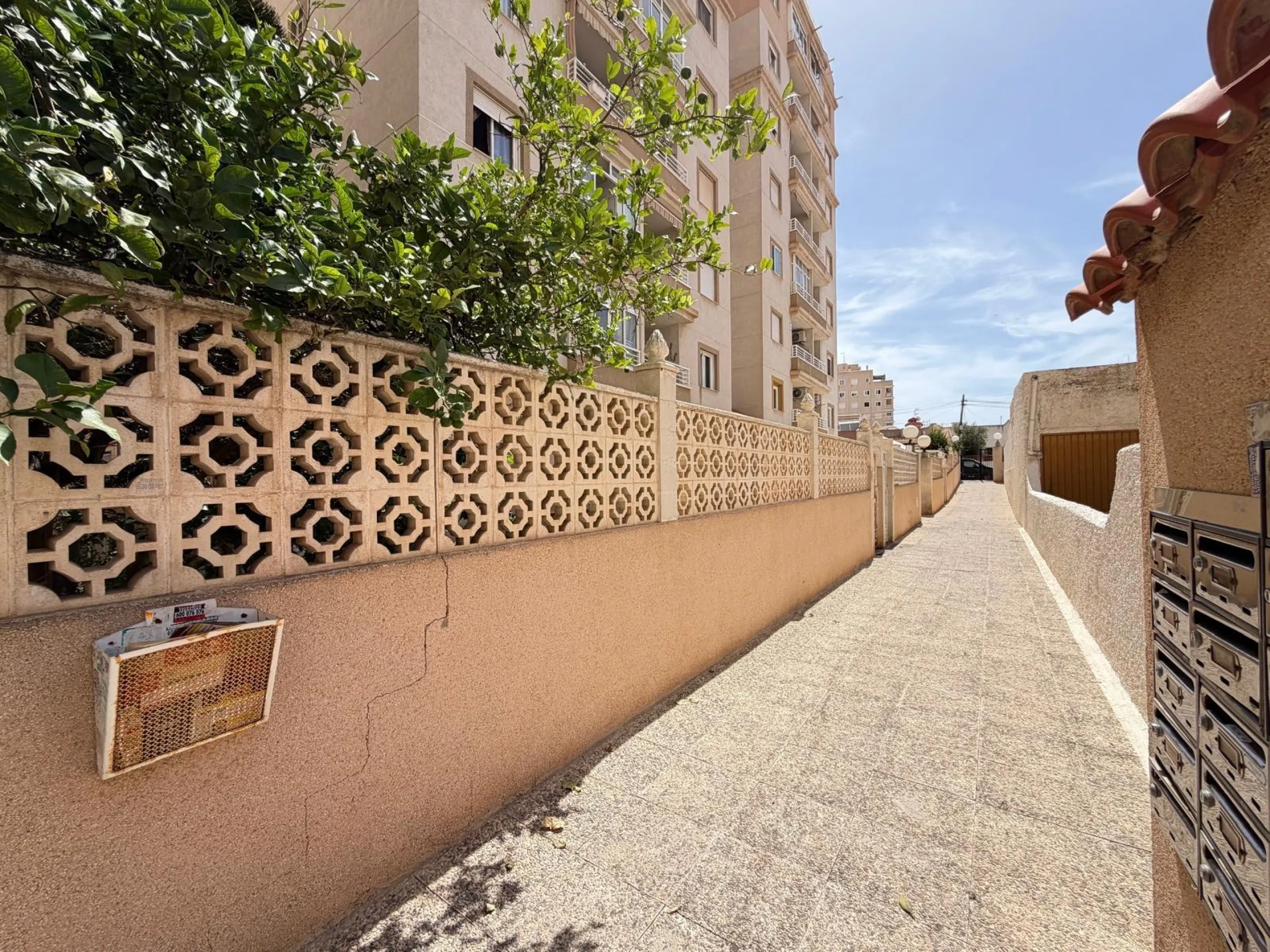 APARTAMENTO TOTALMENTE REFORMADO CON PISCINA EN NUEVA TORREVIEJA. 2 DORM. 1 BAÑO. CON SUPERFICIE DE 54 M2.