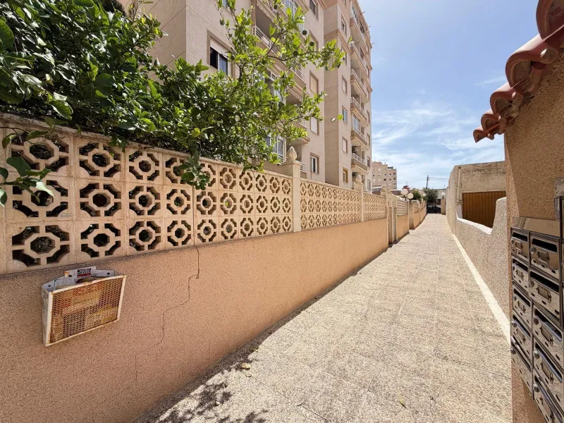 APARTAMENTO TOTALMENTE REFORMADO CON PISCINA EN NUEVA TORREVIEJA. 2 DORM. 1 BAÑO. CON SUPERFICIE DE 54 M2.
