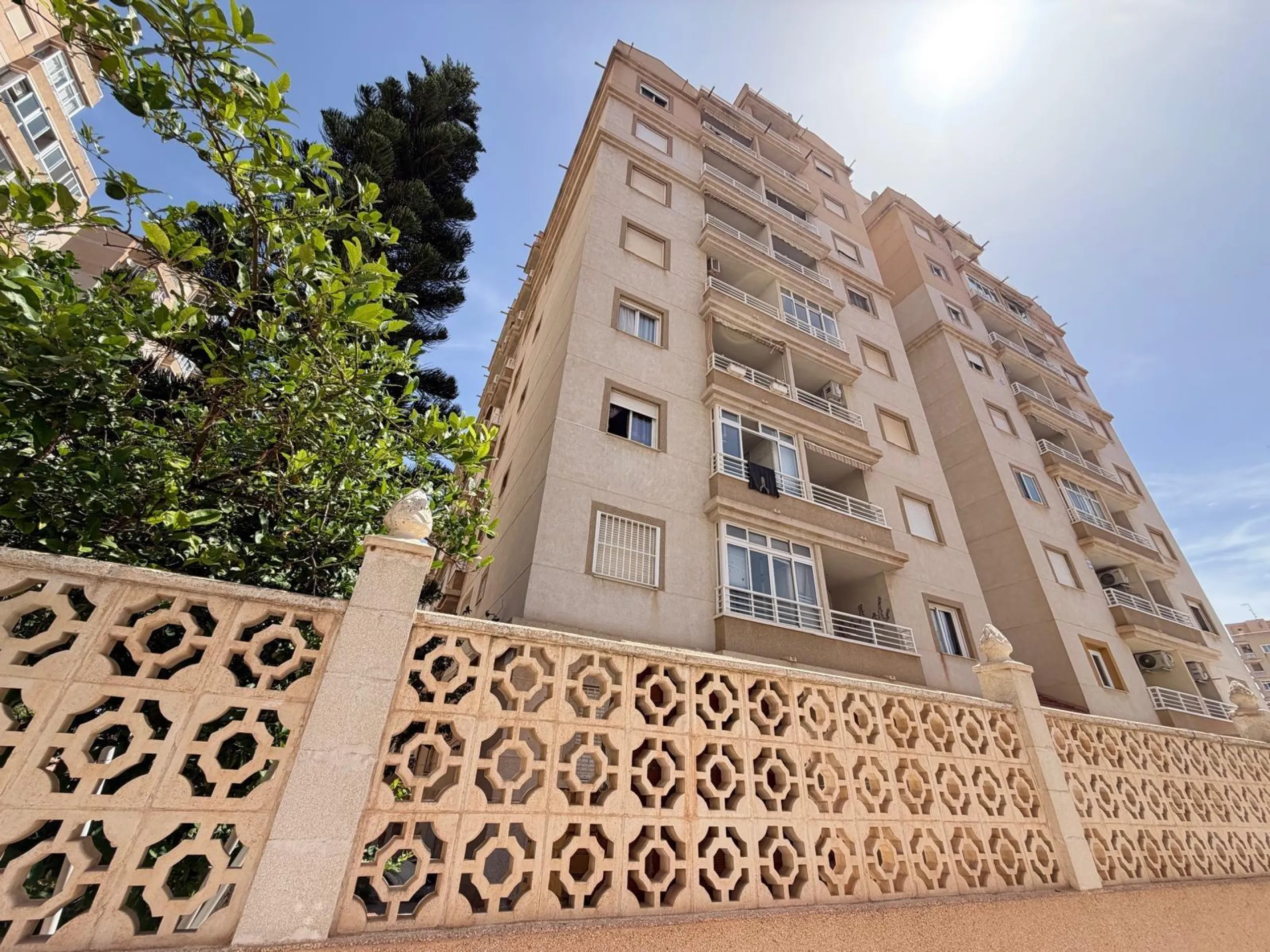 APARTAMENTO TOTALMENTE REFORMADO CON PISCINA EN NUEVA TORREVIEJA. 2 DORM. 1 BAÑO. CON SUPERFICIE DE 54 M2.