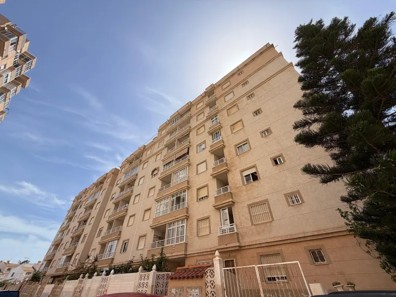 APARTAMENTO TOTALMENTE REFORMADO CON PISCINA EN NUEVA TORREVIEJA. 2 DORM. 1 BAÑO. CON SUPERFICIE DE 54 M2.