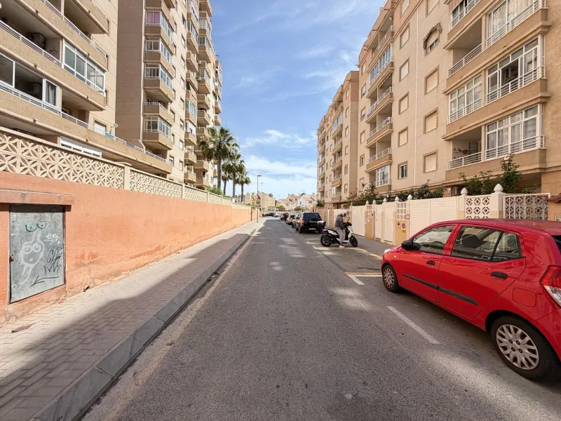 APARTAMENTO TOTALMENTE REFORMADO CON PISCINA EN NUEVA TORREVIEJA. 2 DORM. 1 BAÑO. CON SUPERFICIE DE 54 M2.